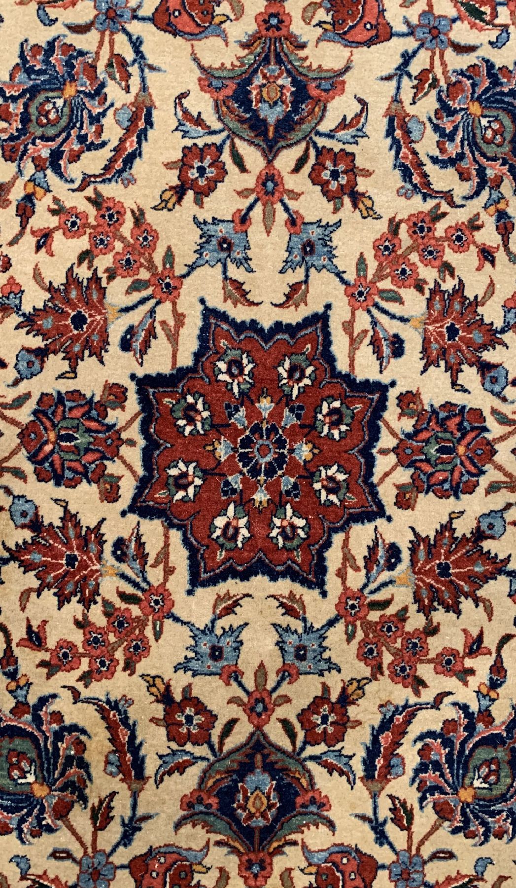 Detail d: Großformatiger alter Esfahan, Zentralpersien, um 1930/1940, Korkwolle geknüpft auf Baumwolle, hellgrundiges Allover Muster, seltene grüne ...