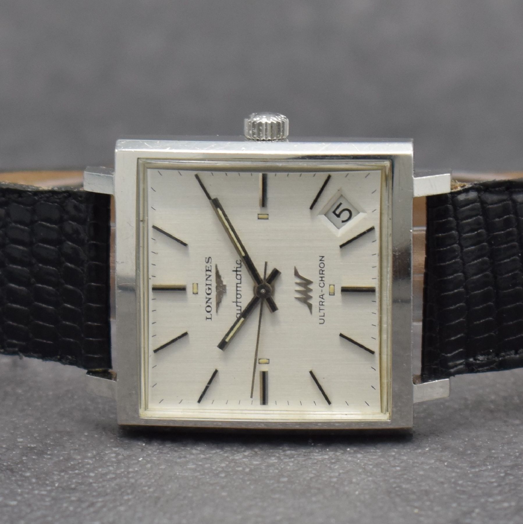 Detail a: LONGINES Ultra-Chron Herrenarmbanduhr, Schweiz um 1968, Automatik, Ref. 7829-2, Stülpgeh. in Stahl, silb. Zifferbl. m. aufges. Std.-Ind., ...