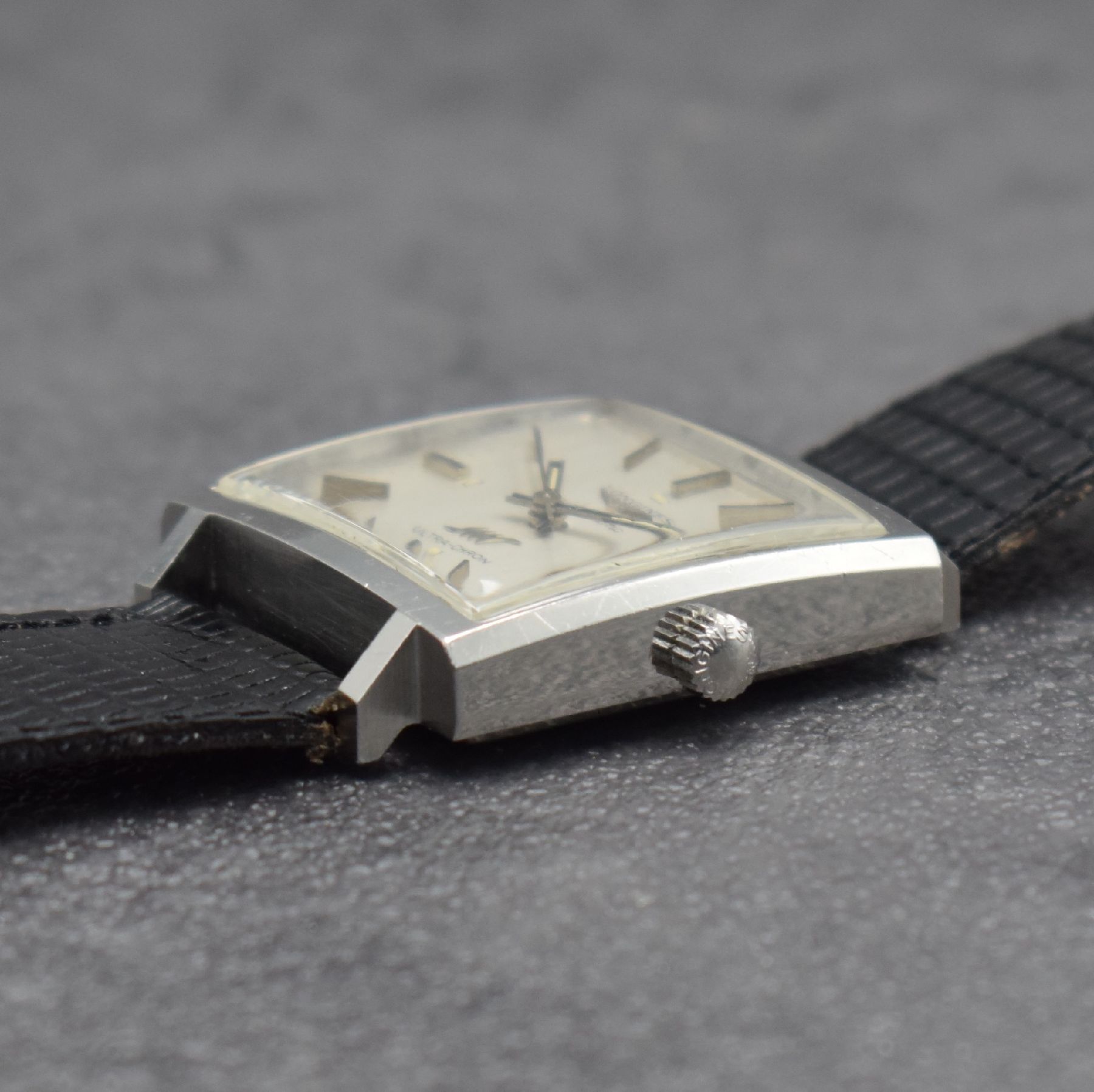 Detail d: LONGINES Ultra-Chron Herrenarmbanduhr, Schweiz um 1968, Automatik, Ref. 7829-2, Stülpgeh. in Stahl, silb. Zifferbl. m. aufges. Std.-Ind., ...