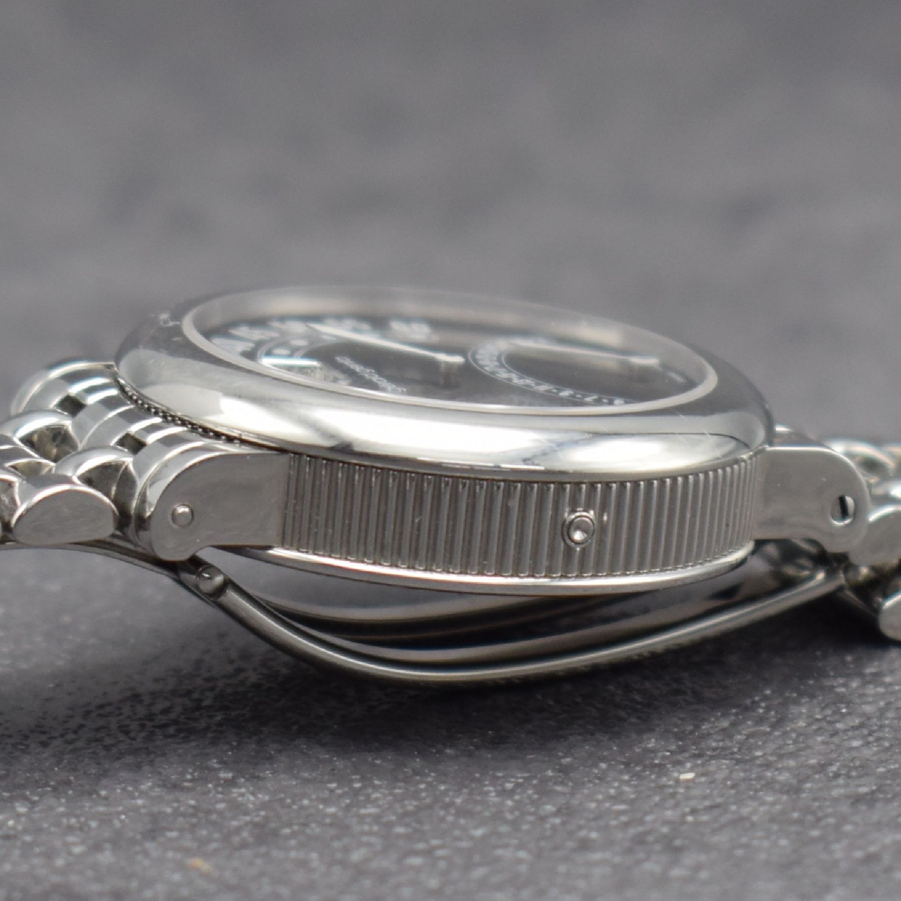 Detail e: GERALD GENTA Herrenarmbanduhr Retro in Edelstahl Referenz G3714, Schweiz um 2000, Automatik, Boden 6-fach verschr., orig. Gliederband m. Faltschl., ...