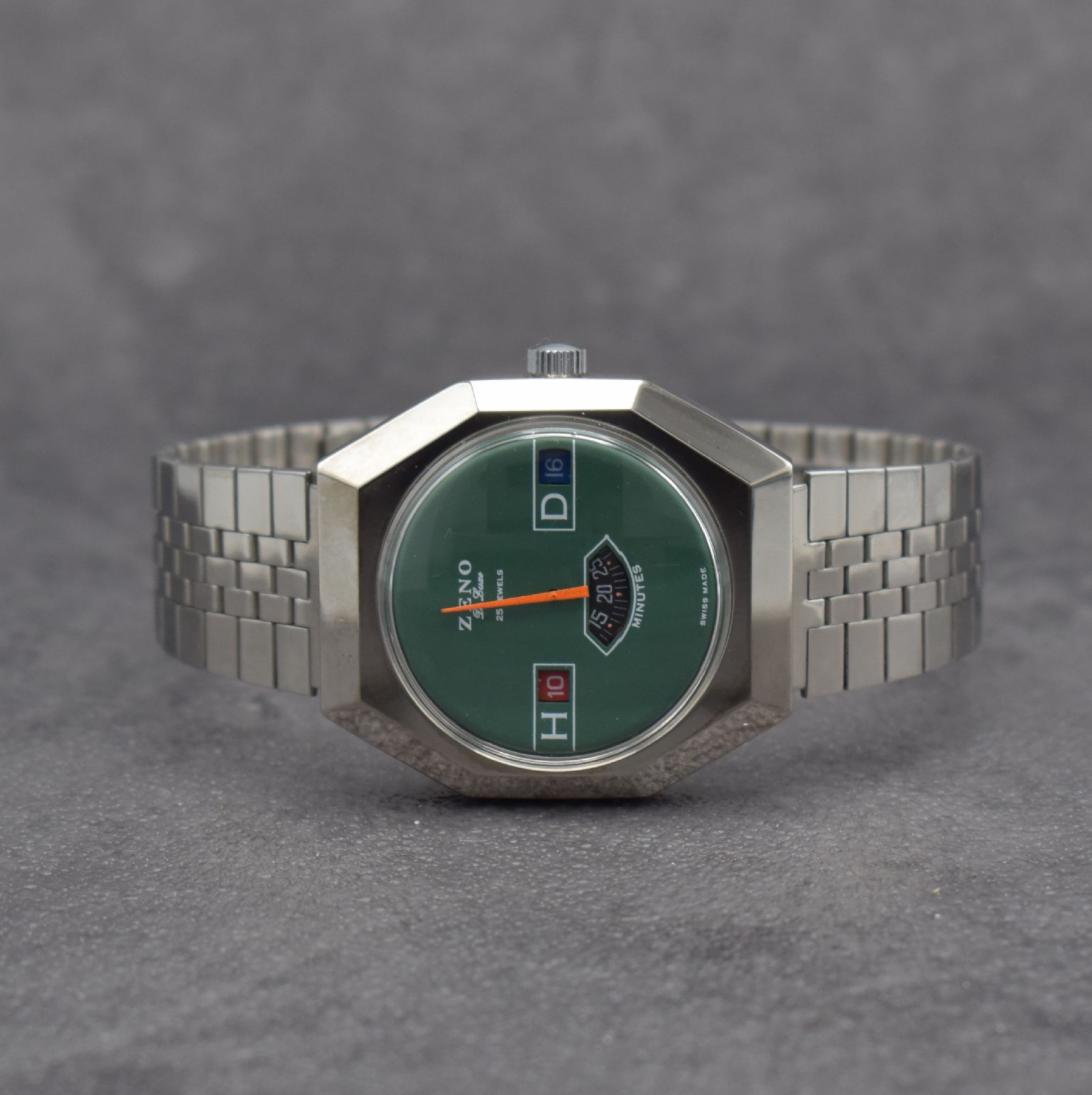 ZENO De Luxe seltene Herrenarmbanduhr mit digitaler Anzeige, Schweiz um 1970, Handaufzug, verchr. Gehäuse, Boden geschr., neutr. Stahlband, grünes ...