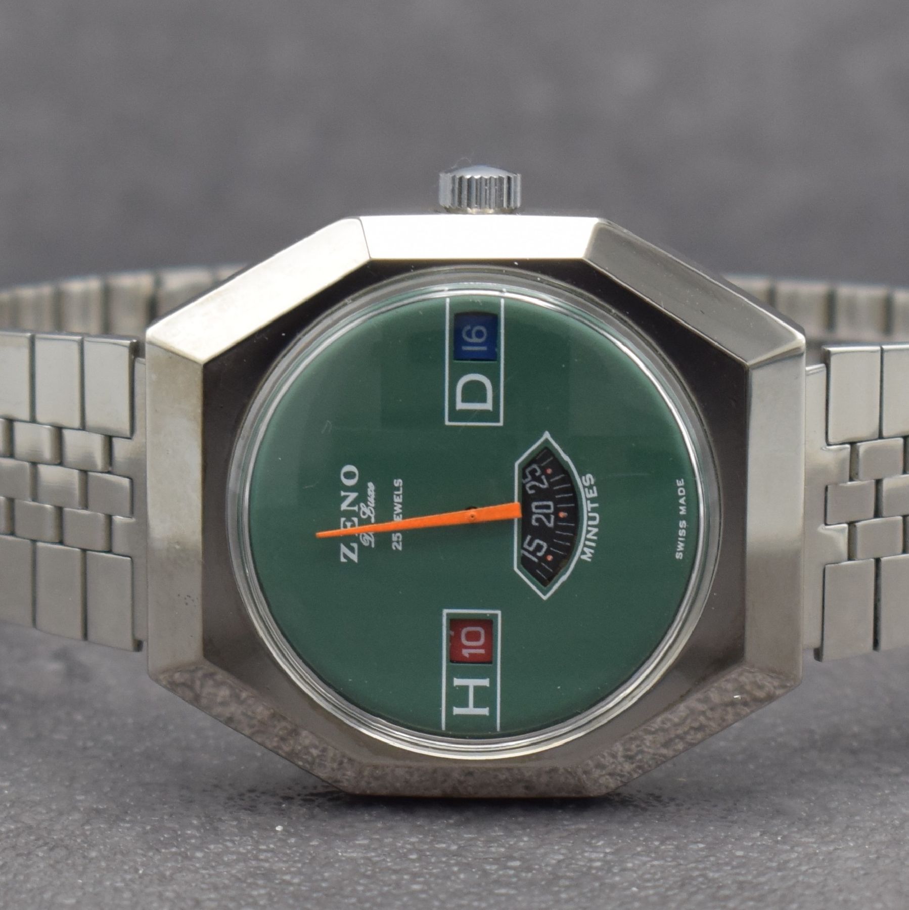 Detail a: ZENO De Luxe seltene Herrenarmbanduhr mit digitaler Anzeige, Schweiz um 1970, Handaufzug, verchr. Gehäuse, Boden geschr., neutr. Stahlband, grünes ...