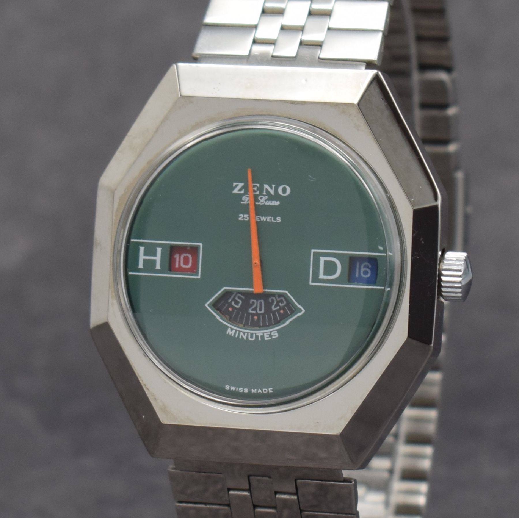 Detail c: ZENO De Luxe seltene Herrenarmbanduhr mit digitaler Anzeige, Schweiz um 1970, Handaufzug, verchr. Gehäuse, Boden geschr., neutr. Stahlband, grünes ...