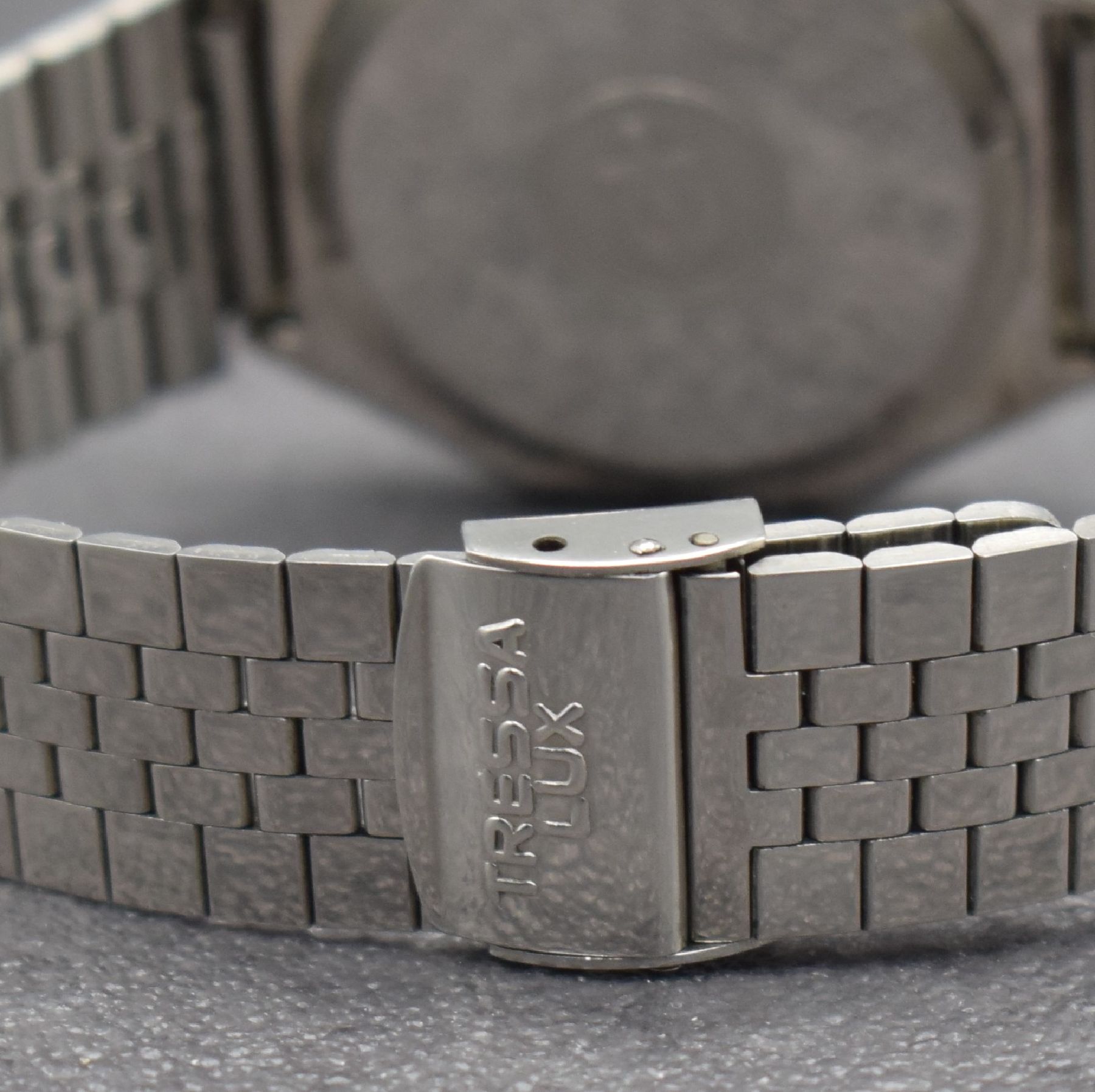 Detail d: ZENO De Luxe seltene Herrenarmbanduhr mit digitaler Anzeige, Schweiz um 1970, Handaufzug, verchr. Gehäuse, Boden geschr., neutr. Stahlband, grünes ...