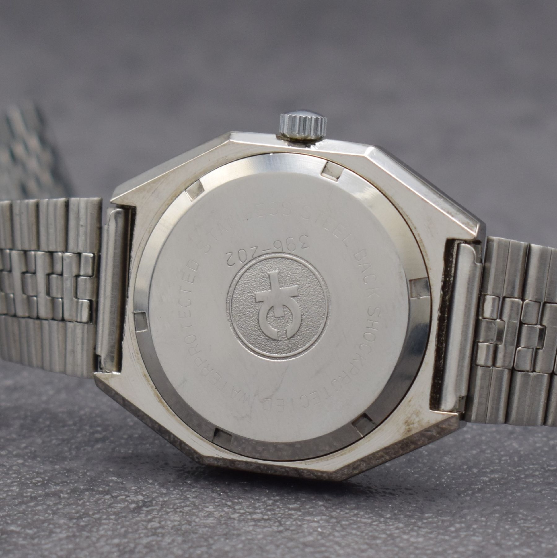 Detail e: ZENO De Luxe seltene Herrenarmbanduhr mit digitaler Anzeige, Schweiz um 1970, Handaufzug, verchr. Gehäuse, Boden geschr., neutr. Stahlband, grünes ...