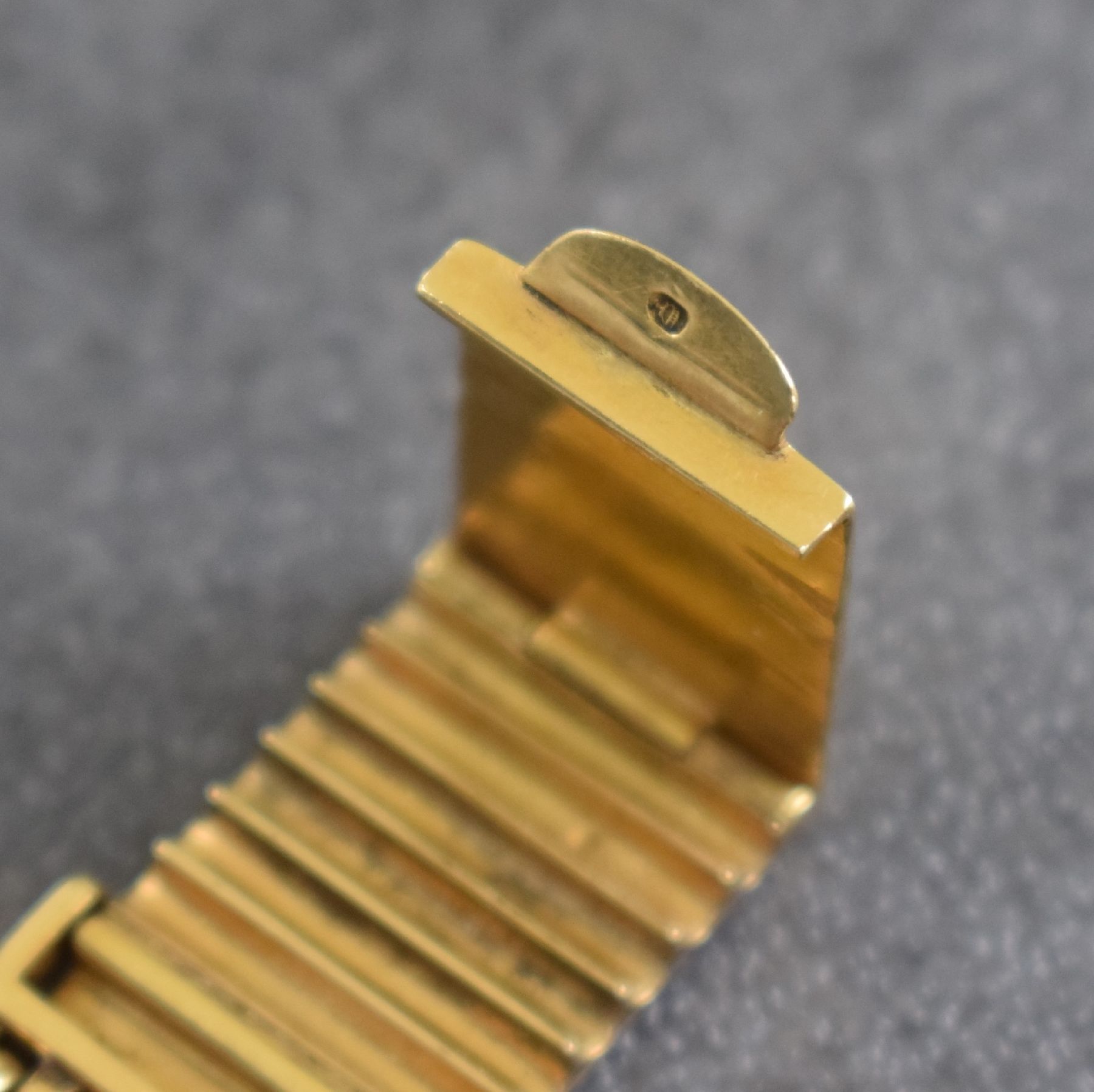 Detail b: Goldband für Armbanduhr in GG 750/000, um 1960, Bandanstöße ca. 18,5 mm, L. ca. 15,2 cm, Nutzsp., Gew. ca. 36g