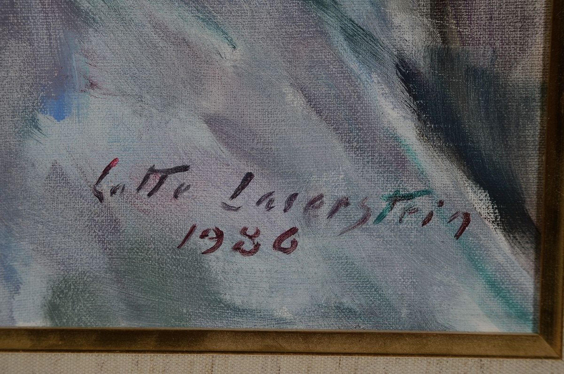 Detail a: Lotte Laserstein, 1898 Schweden 1993, Halbporträt eines Mädchens vor Blumen, Öl/Lwd, re. u. signiert und dat. 1986, 73 x 60 cm, Rahmen