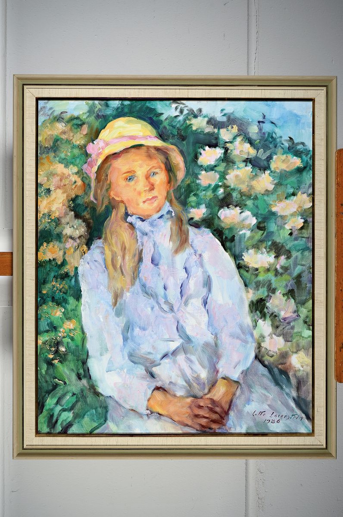 Detail k: Lotte Laserstein, 1898 Schweden 1993, Halbporträt eines Mädchens vor Blumen, Öl/Lwd, re. u. signiert und dat. 1986, 73 x 60 cm, Rahmen