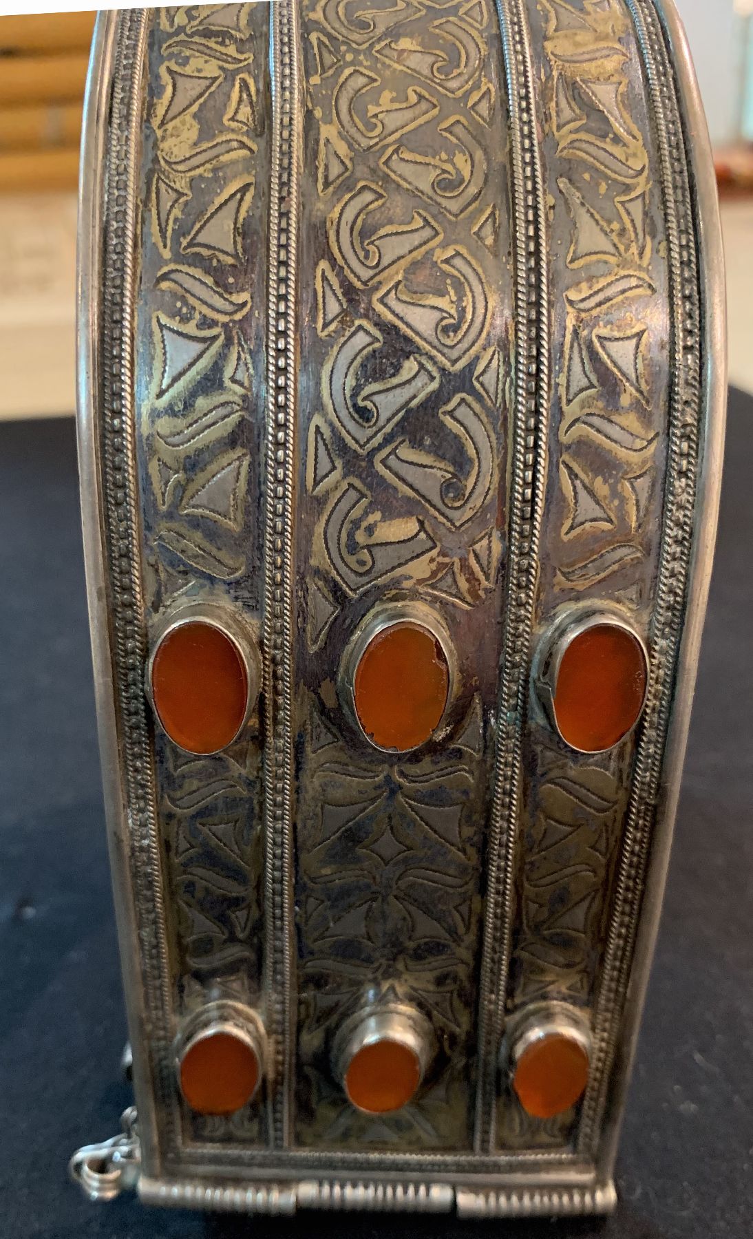 Detail b: Tekke Halsreif(Bukau),antik,Turkmenistan, um 1900, Silber,Teilvergoldet,Karneole, ca. 16 x 15 cm, guter Zustand