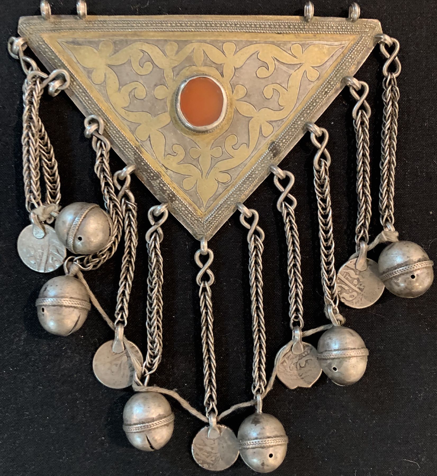 Detail a: 1 Paar Tekke Oberarmschmuck,(Buzband),antik Turkmenistan, um 1900, Silber,Teilvergoldet, Karneole,ca. 12 x 8 cm, guter Zustand