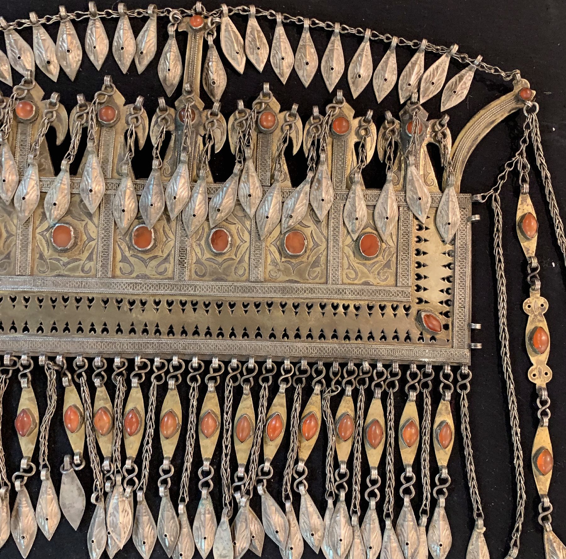 Detail a: Tekke Brustschmuckplatte,(Göndschük),antik Turkmenistan, um 1900, Silber,Teilvergoldet, Karneole,ca. 30 x 15 cm, guter Zustand