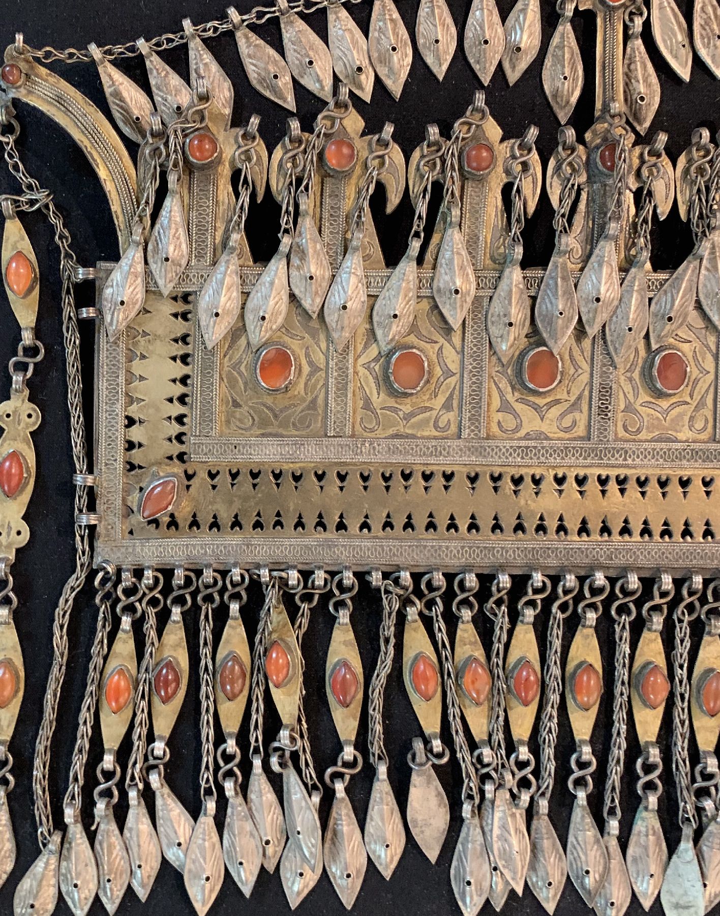 Detail b: Tekke Brustschmuckplatte,(Göndschük),antik Turkmenistan, um 1900, Silber,Teilvergoldet, Karneole,ca. 30 x 15 cm, guter Zustand