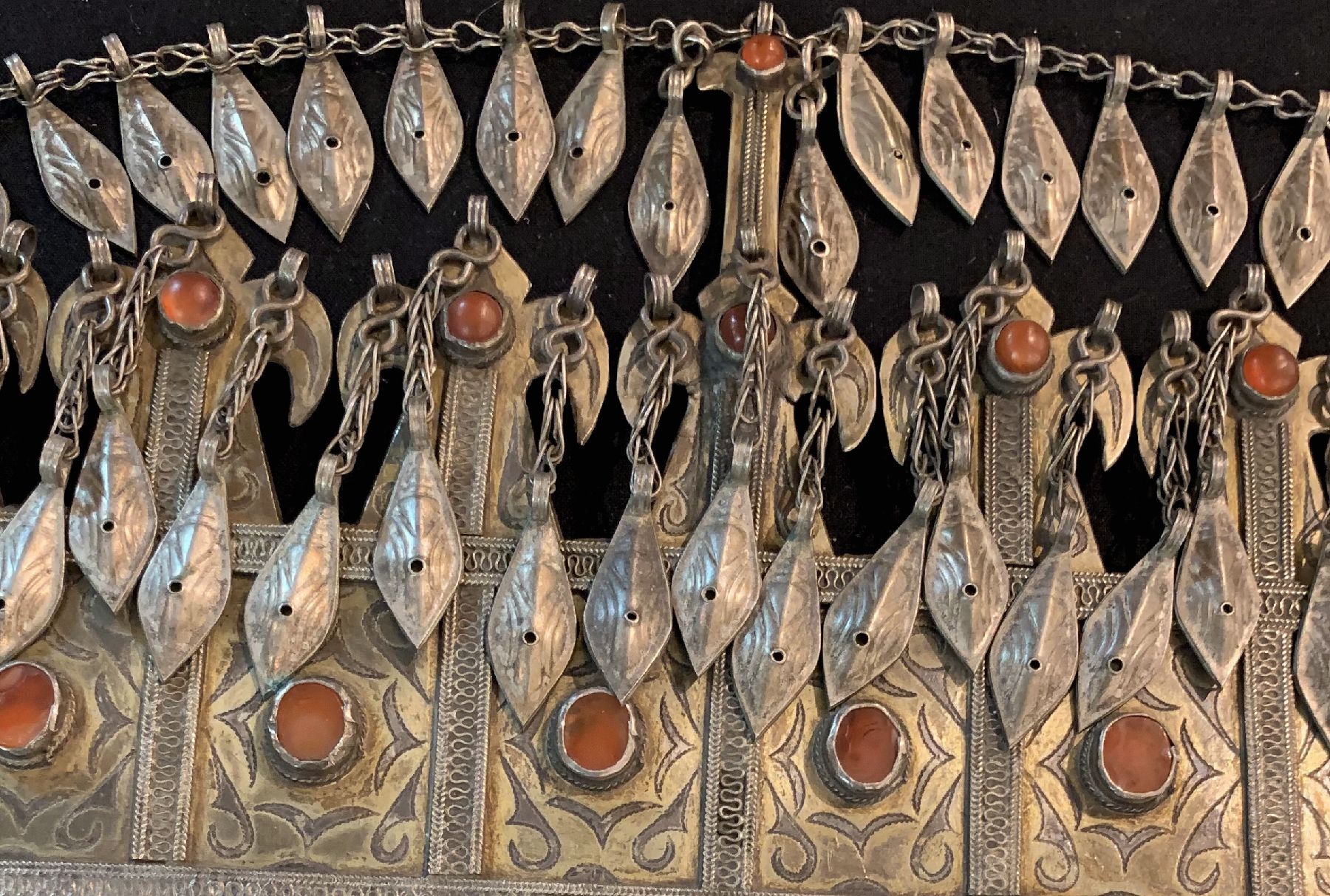 Detail c: Tekke Brustschmuckplatte,(Göndschük),antik Turkmenistan, um 1900, Silber,Teilvergoldet, Karneole,ca. 30 x 15 cm, guter Zustand