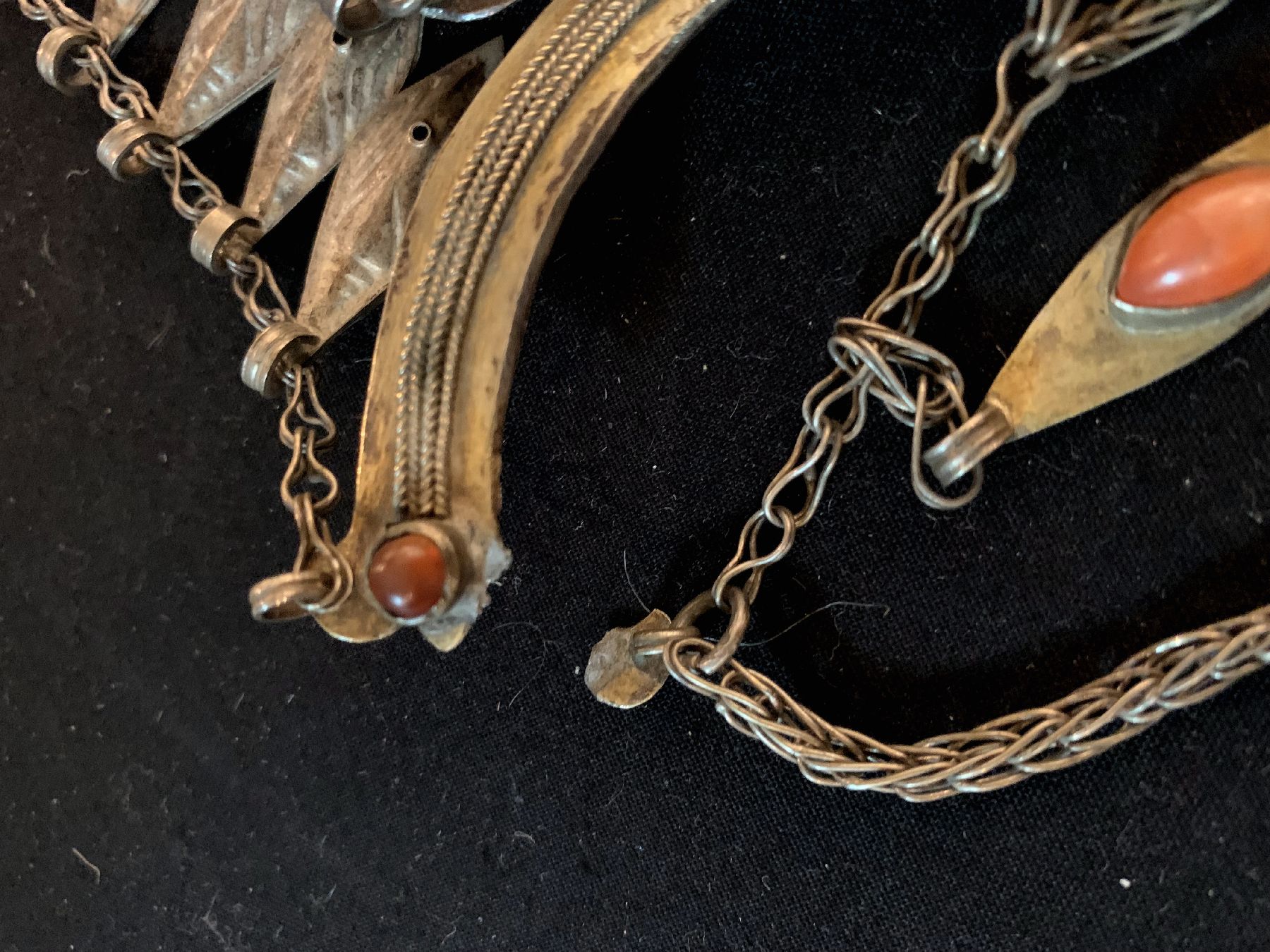 Detail e: Tekke Brustschmuckplatte,(Göndschük),antik Turkmenistan, um 1900, Silber,Teilvergoldet, Karneole,ca. 30 x 15 cm, guter Zustand
