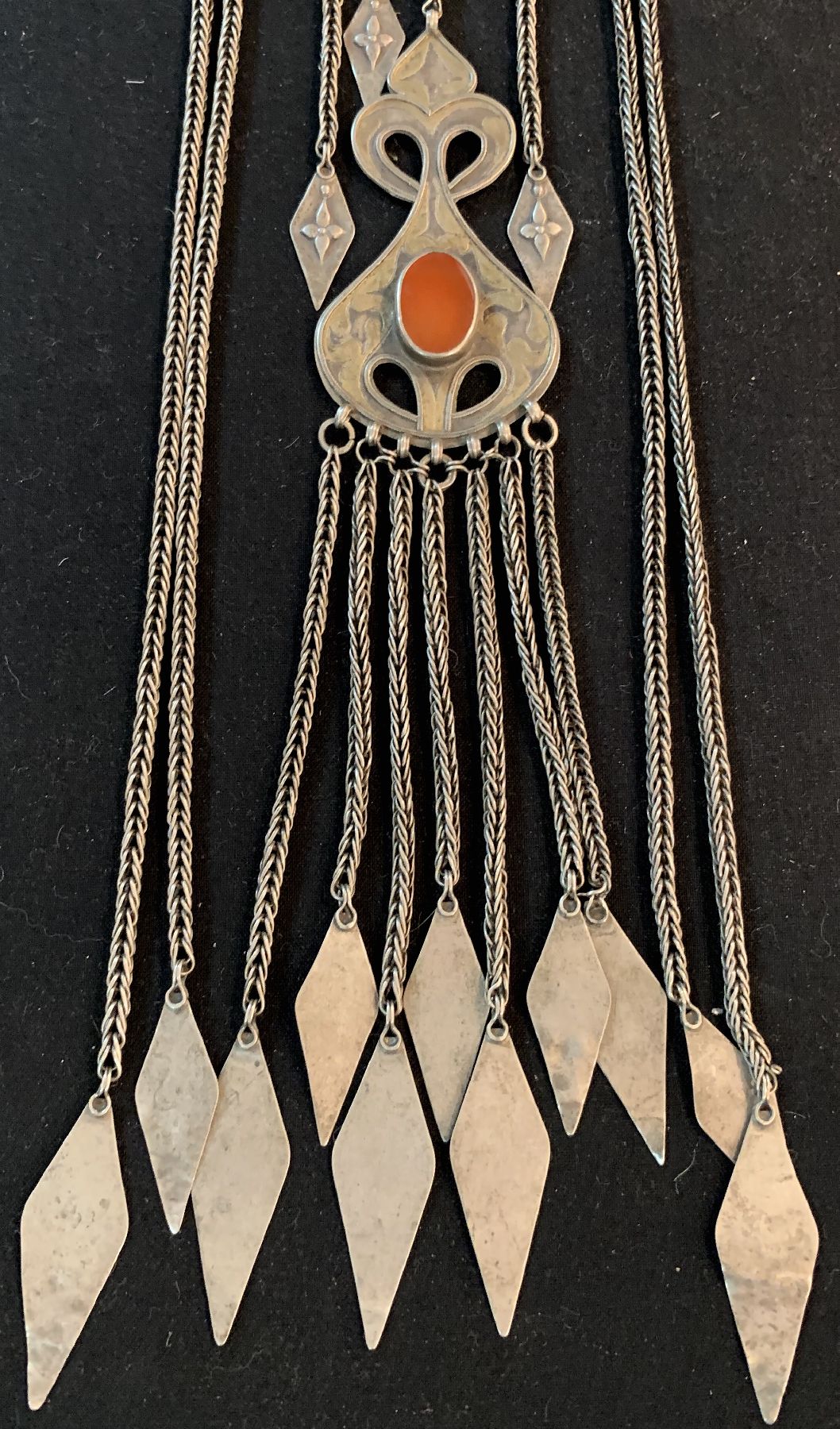 Detail a: 1 Paar Tekke Schläfengehänge, (Tenetschir),antik Turkmenistan, um 1900, Silber,Teilvergoldet, Karneole, ca, 50 x 6 cm,guter Zustand
