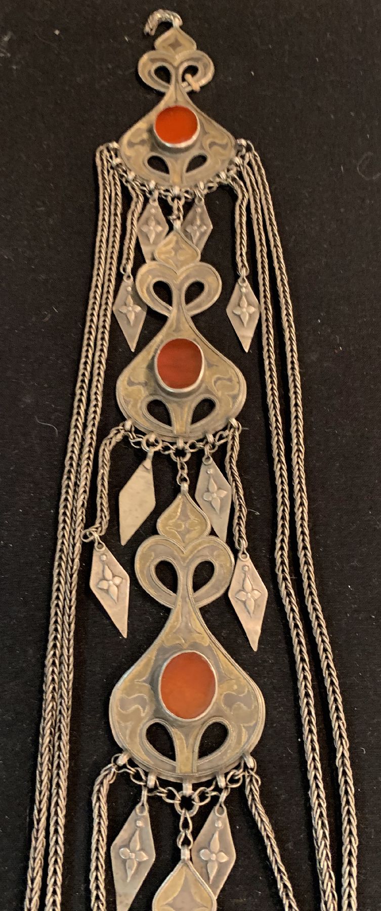 Detail d: 1 Paar Tekke Schläfengehänge, (Tenetschir),antik Turkmenistan, um 1900, Silber,Teilvergoldet, Karneole, ca, 50 x 6 cm,guter Zustand
