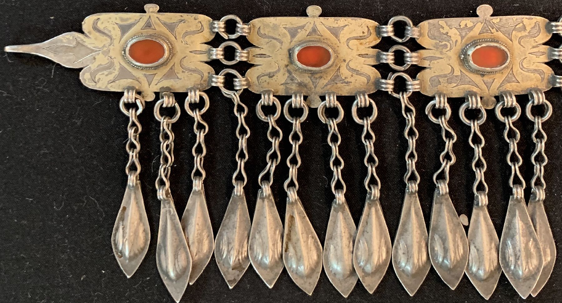 Detail a: Tekke Haubenschmuck,(Manglaylik),antik, Turkmenistan, um 1900, Silber,Teilvergoldet, Karneole, ca. 43 x 9 cm, guter Zustand