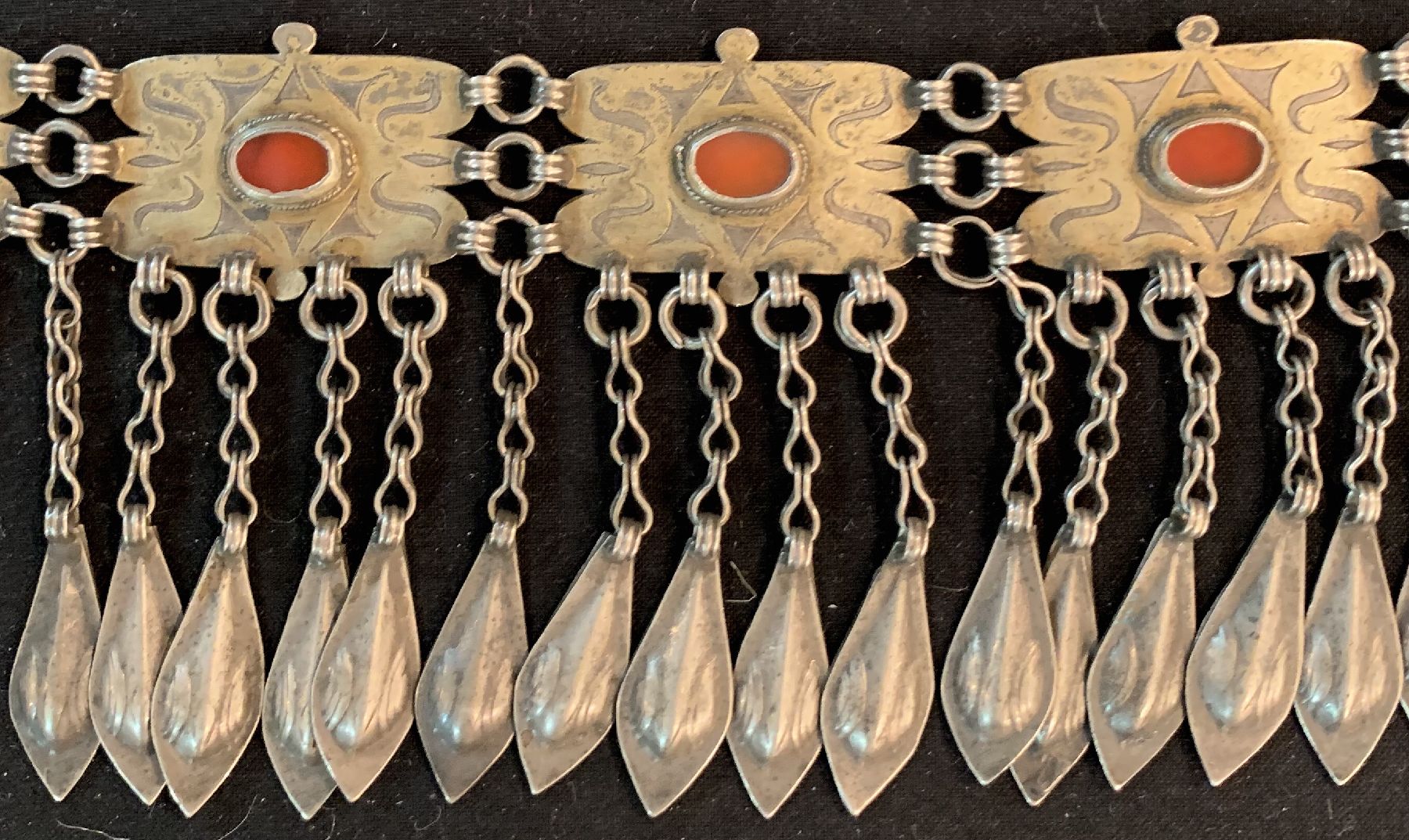 Detail b: Tekke Haubenschmuck,(Manglaylik),antik, Turkmenistan, um 1900, Silber,Teilvergoldet, Karneole, ca. 43 x 9 cm, guter Zustand