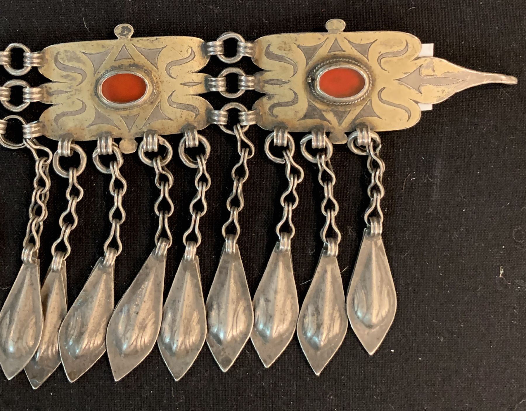 Detail c: Tekke Haubenschmuck,(Manglaylik),antik, Turkmenistan, um 1900, Silber,Teilvergoldet, Karneole, ca. 43 x 9 cm, guter Zustand