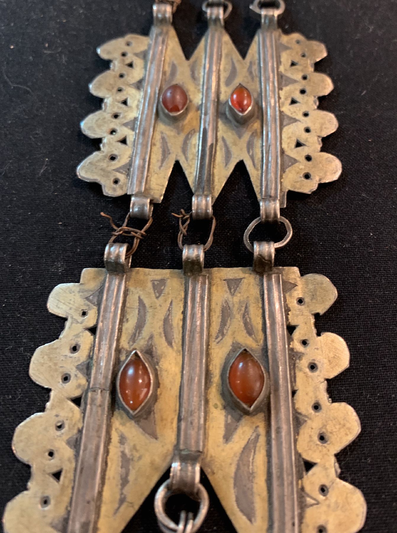 Detail b: Tekke Haubenschmuck,(Tschanga), antik, Turkmenistan, um 1900, Silber,Teilvergoldet, Karneole, ca, 55 x 9 cm, guter Zustand