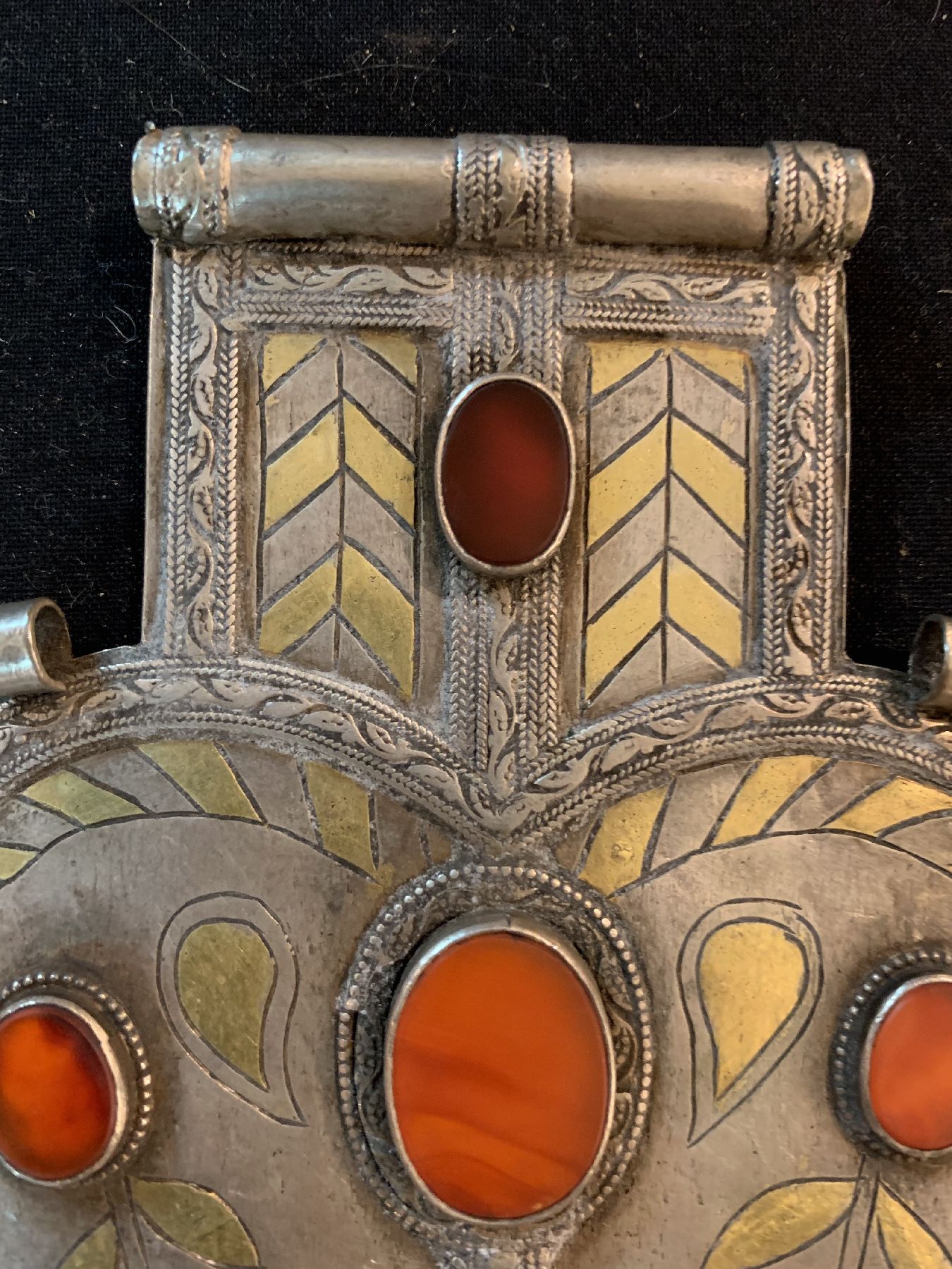 Detail b: Tekke Rückenschmuck,(Asik), antik, Turkmenistan, um 1900, Silber,Teilvergoldet, Karneole, ca, 17 x 11 cm, guter Zustand