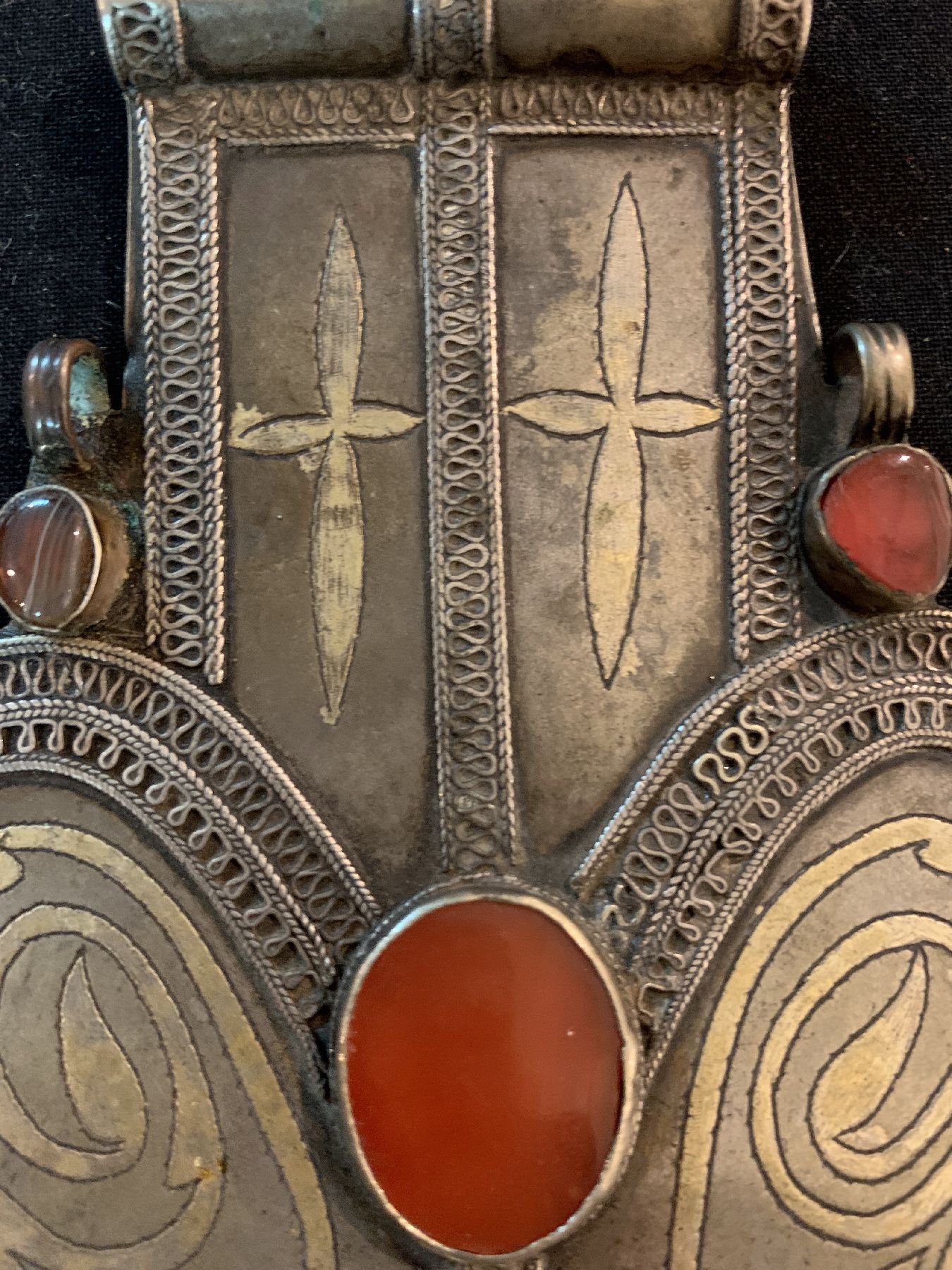 Detail b: Tekke Rückenschmuck,(Asik), antik, Turkmenistan, um 1900, Silber,Teilvergoldet, Karneole, ca, 17 x 11 cm, guter Zustand