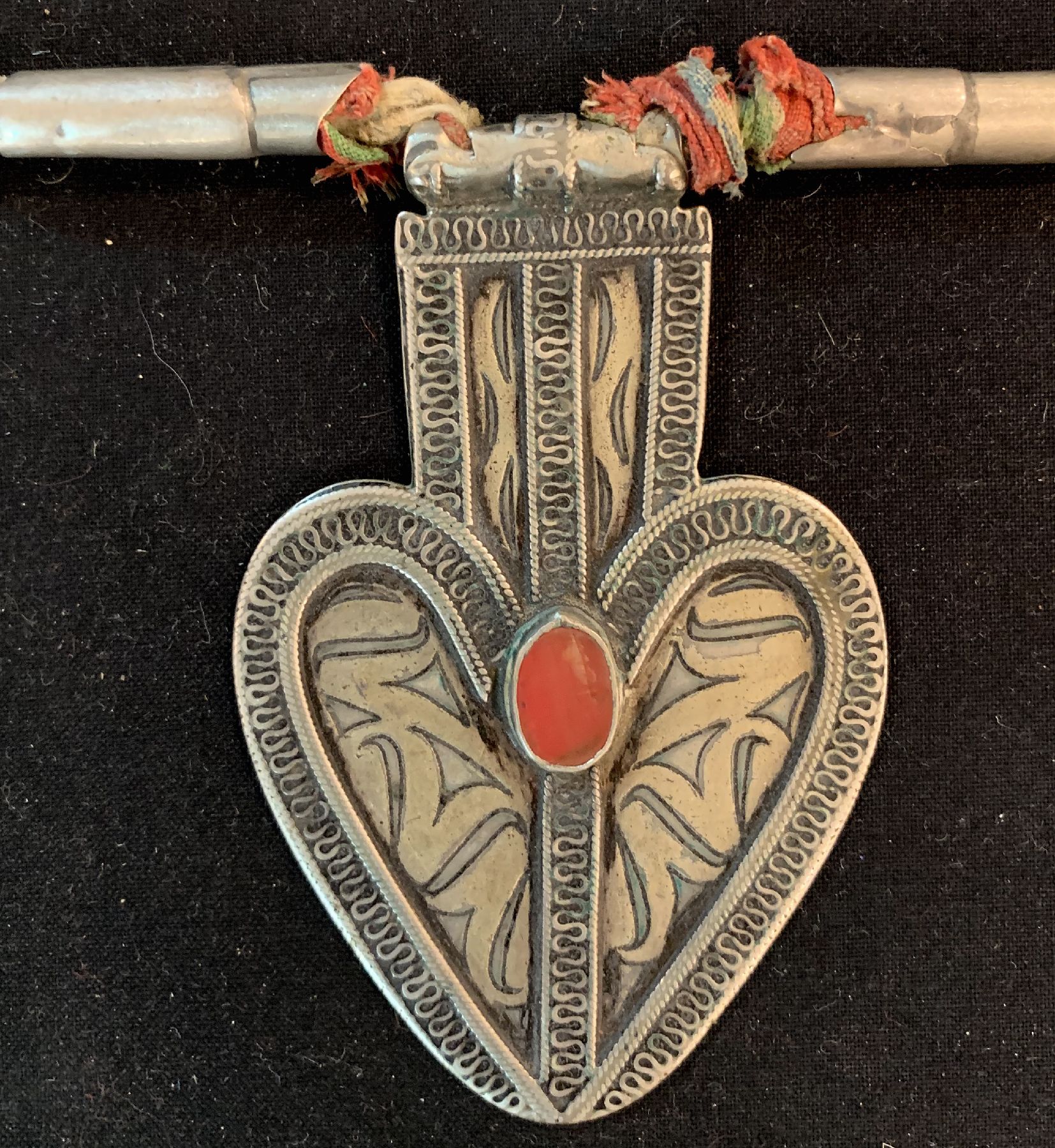 Detail b: Tekke Rückenschmuck,(Asik), antik, Turkmenistan, um 1900, Silber,Teilvergoldet, Karneole, ca, 22 x 12 cm, guter Zustand