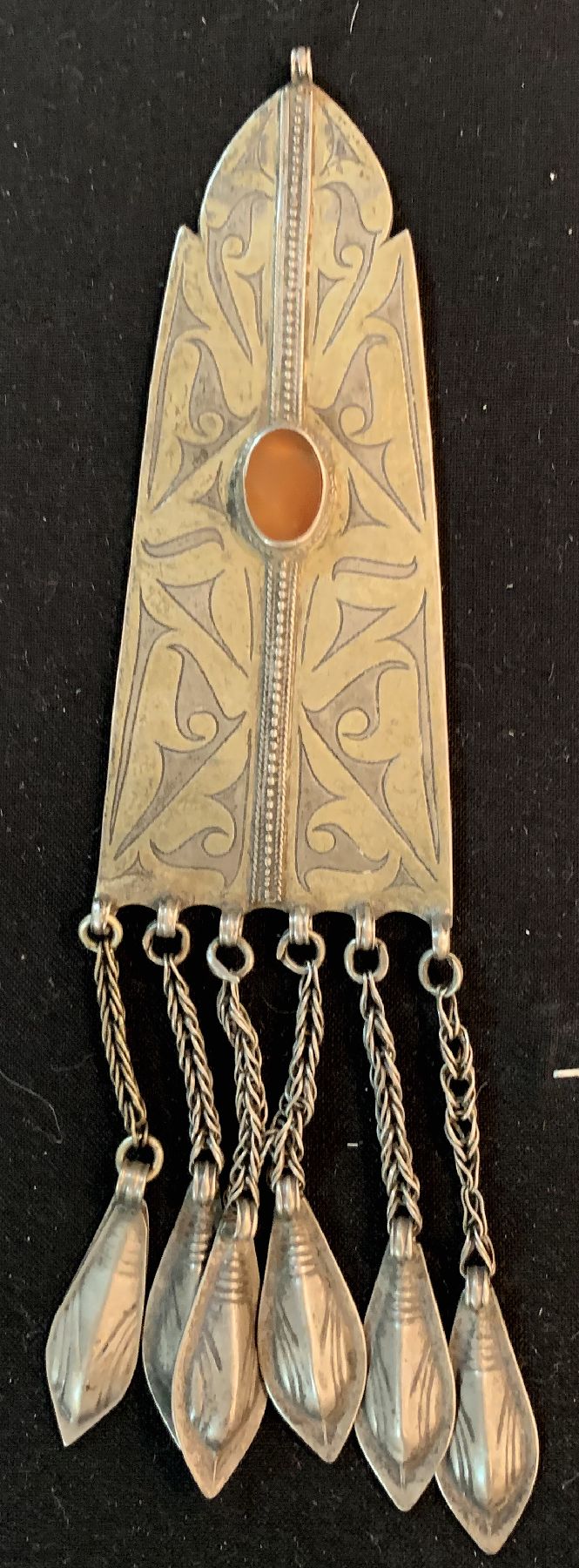 Detail b: 1 Paar Tekke Schläfengehänge,(Tenetschir), antik, Turkmenistan, um 1900, Silber, Teilver-goldet,Karneole, ca, 19 x 4 cm, guter Zustand