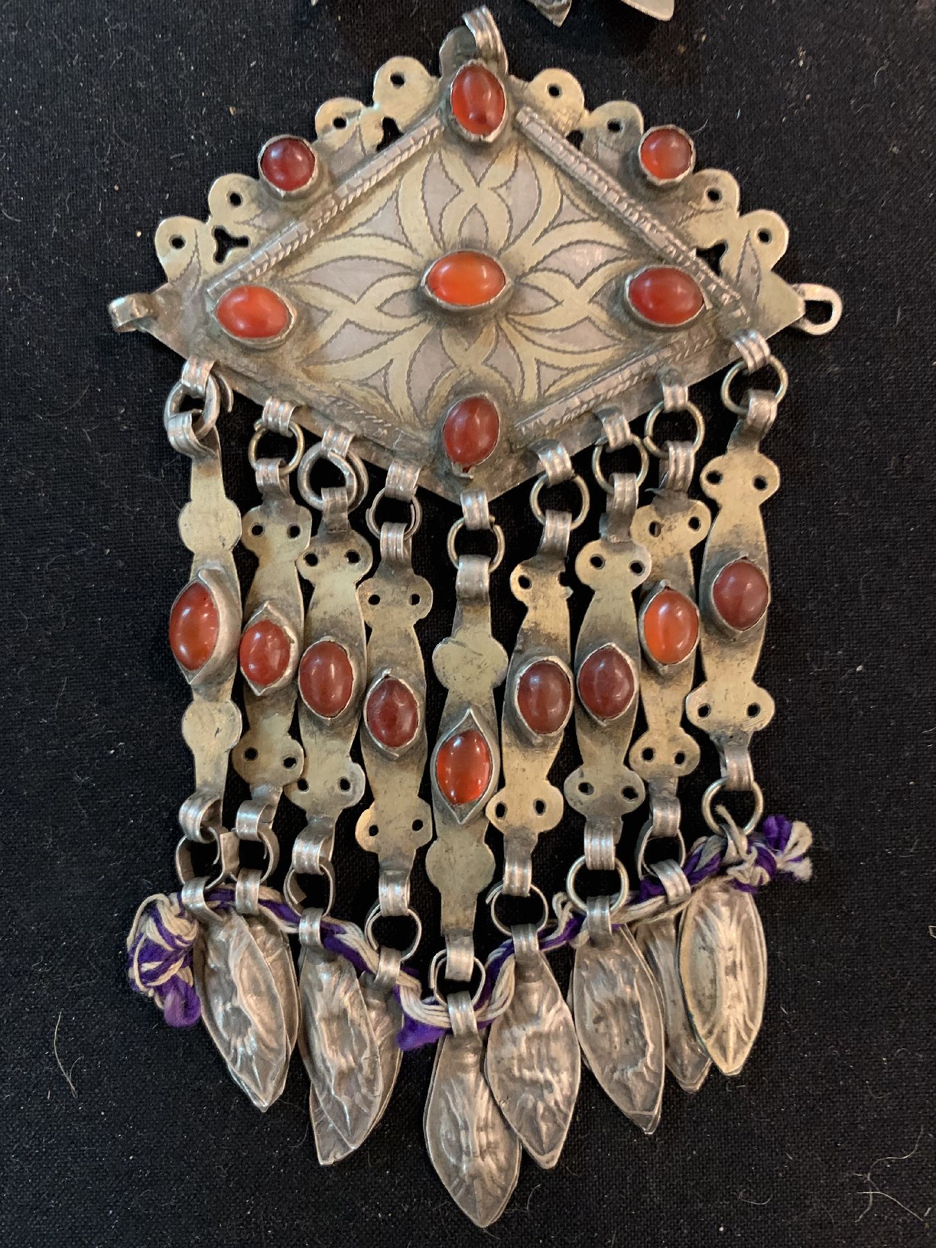 Detail a: 1 Paar Tekke Gewandschliessen,(Tschapraz), antik, Turkmenistan, um 1900, Silber, Teilver-goldet,Karneole, ca, 14 x 8 cm, guter Zustand