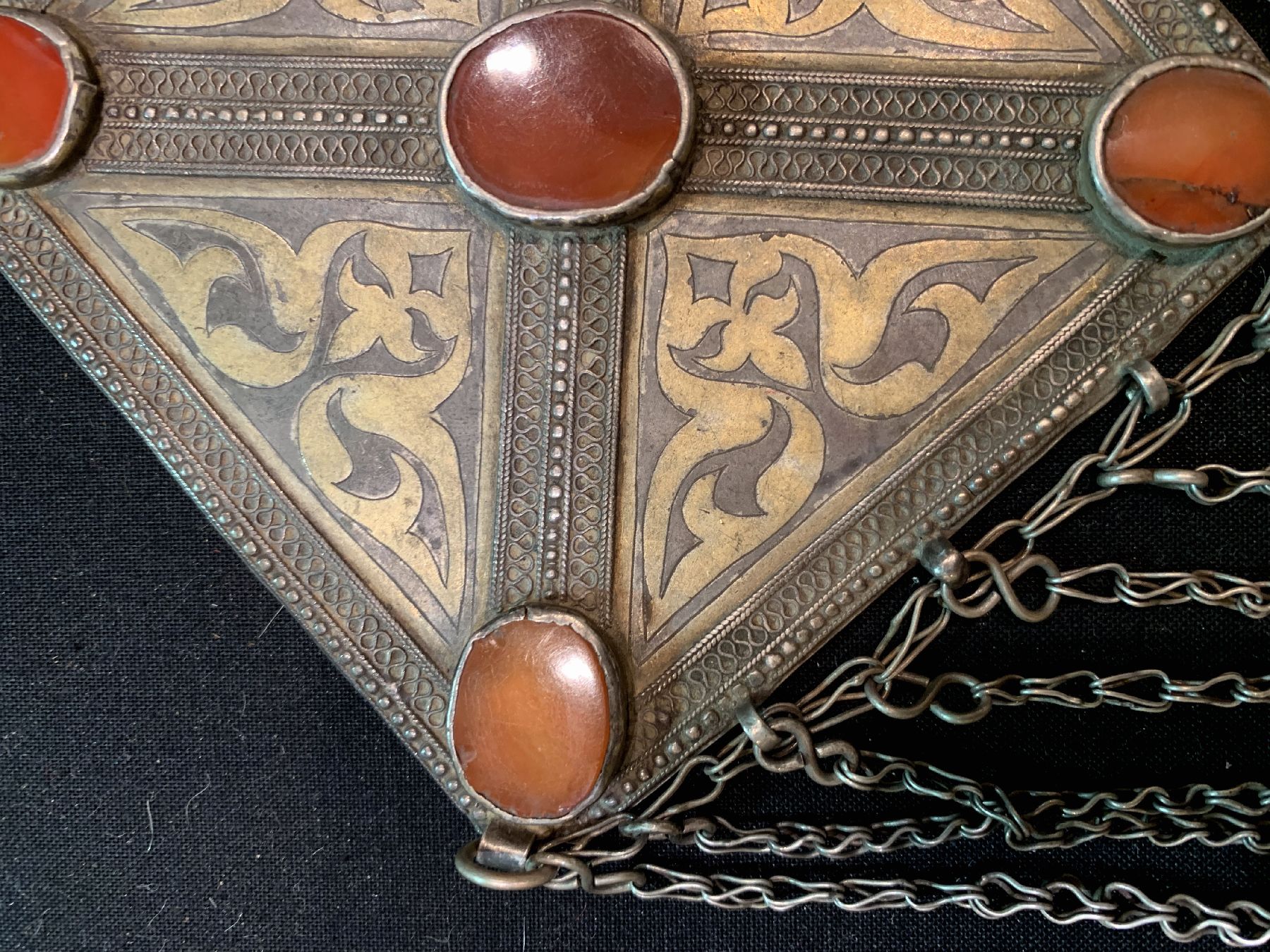 Detail a: Tekke Brustschmuckplatte,(Göndschük),antik Turkmenistan, um 1900, Silber,Teilvergoldet, Karneole, ca, 15 x 15 cm, guter Zustand