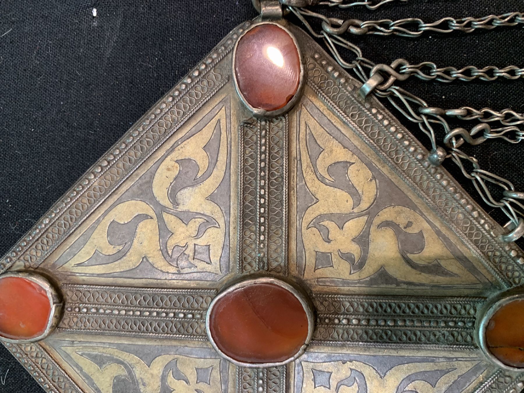 Detail b: Tekke Brustschmuckplatte,(Göndschük),antik Turkmenistan, um 1900, Silber,Teilvergoldet, Karneole, ca, 15 x 15 cm, guter Zustand