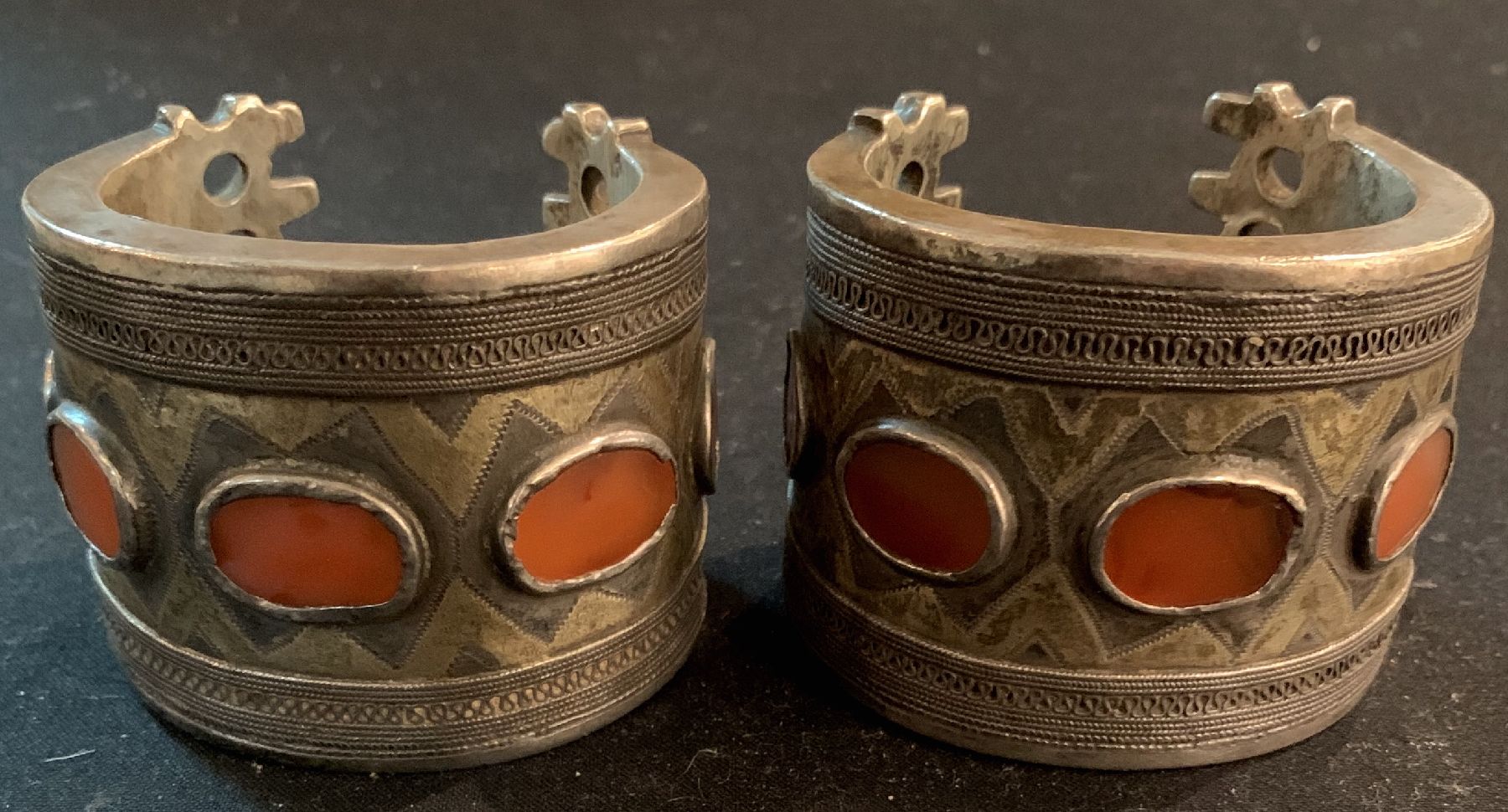 Detail a: 1 Paar Yomut Armreif(Bilezik), antik, Turkmenistan, um 1900, Silber,Teilvergoldet, Karneole, durchmesser: ca, 7 cm, guter Zustand