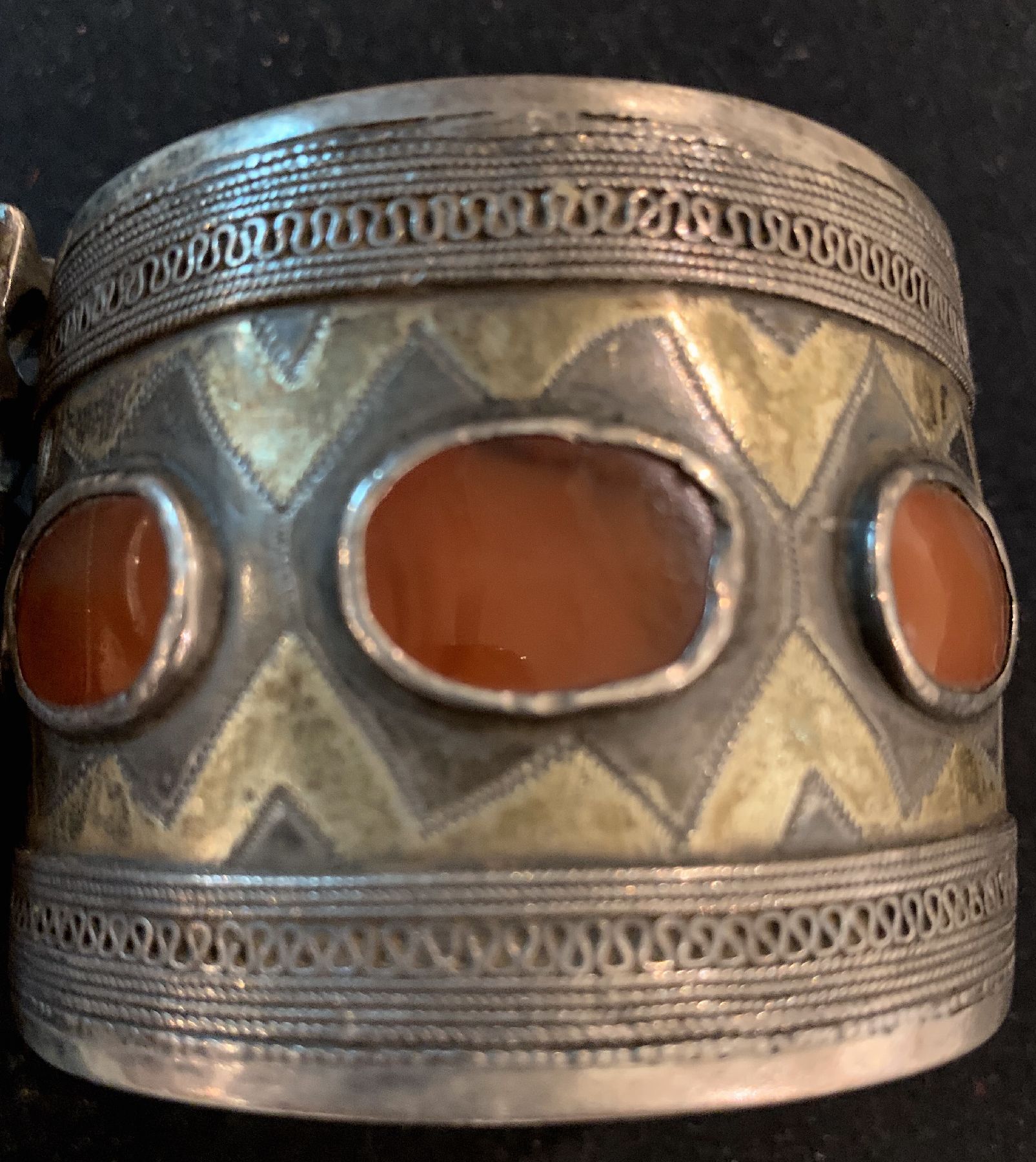 Detail b: 1 Paar Yomut Armreif(Bilezik), antik, Turkmenistan, um 1900, Silber,Teilvergoldet, Karneole, durchmesser: ca, 7 cm, guter Zustand