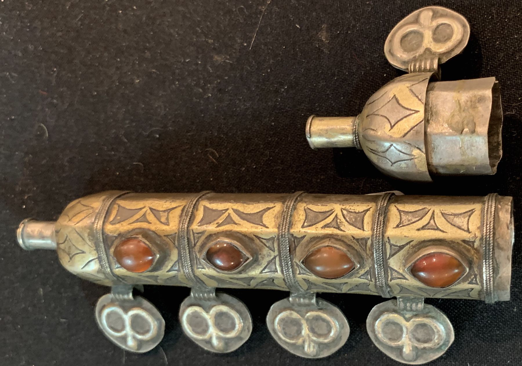 Detail a: Tekke Amulettbehälter,(Bazbent),antik, Turkmenistan, um 1900, Silber, Teilvergoldet, Karneole, ca, 14 x 4 cm, guter Zustand