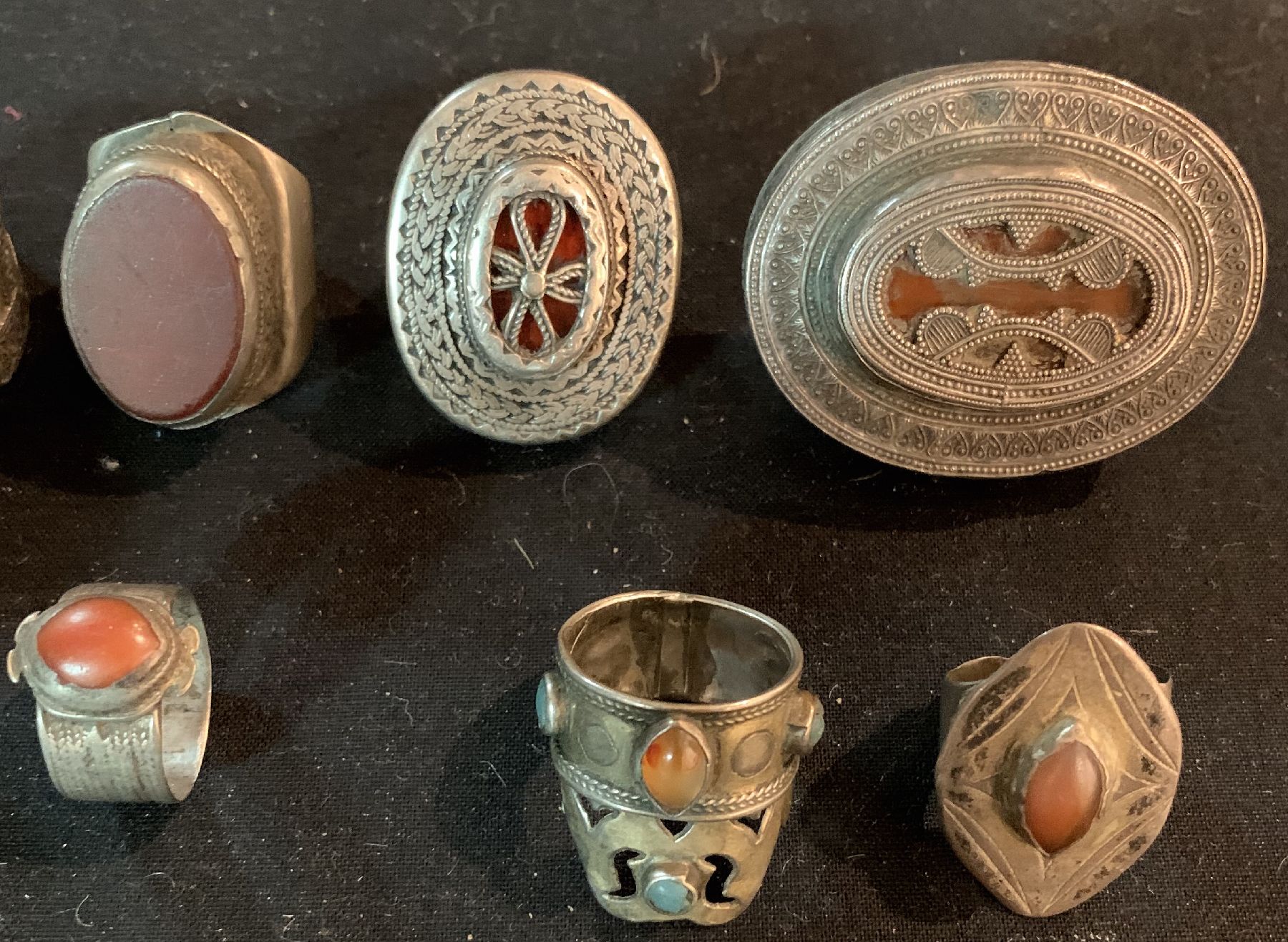 Detail a: Konvulot aus 10 Ringe(Yüzük), antik, Tekke und Ersari, Turkmenistan, um 1900, Silber, Teilvergoldet, Karneole, guter Zustand