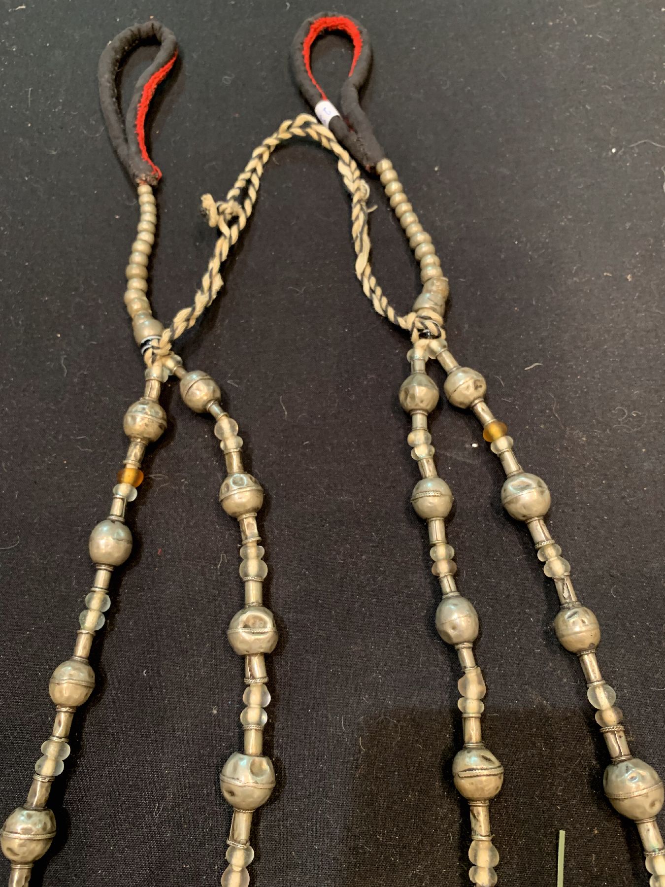 Detail b: Tekke Zopfschmuck(Satschilk), antik, Turkmenistan, um 1900, Silberkugeln,Glasperlenca, 65 cm Lang, guter Zustand