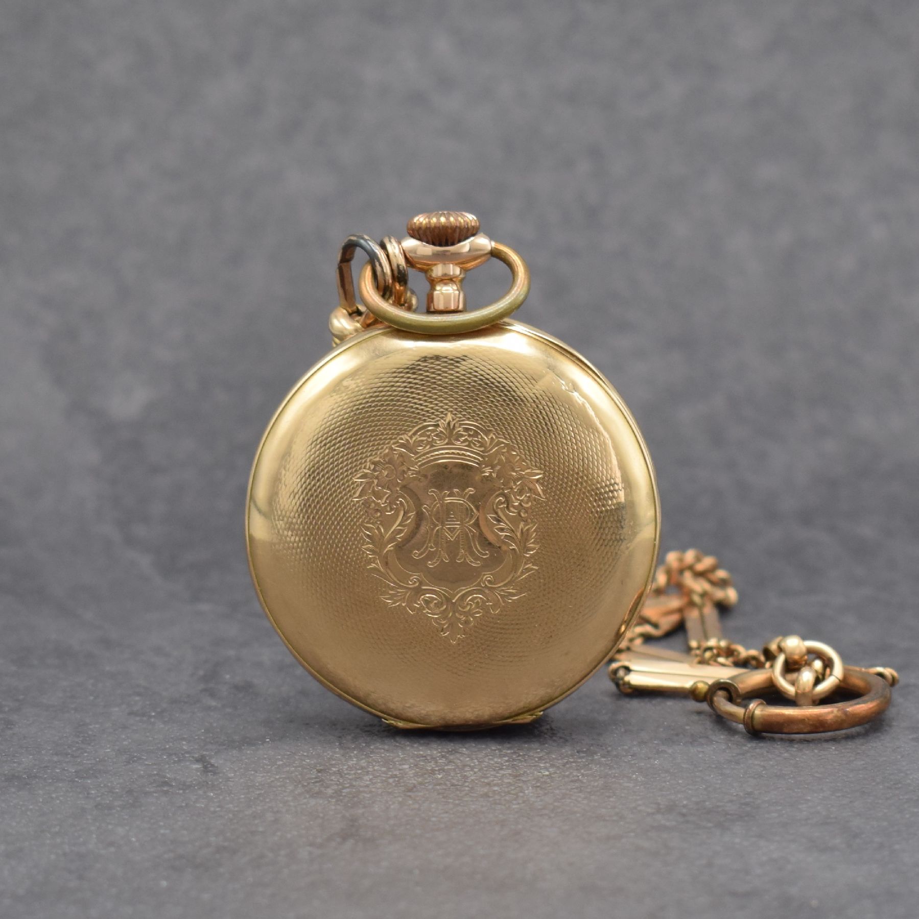 Detail a: Offene Taschenuhr in RG 585/000, Schweiz um 1900, guill. Rückdeckel mit Monogramm, Metallcuvette m. Widmung, Emailzifferbl. m. arab. Zahlen, gold. ...