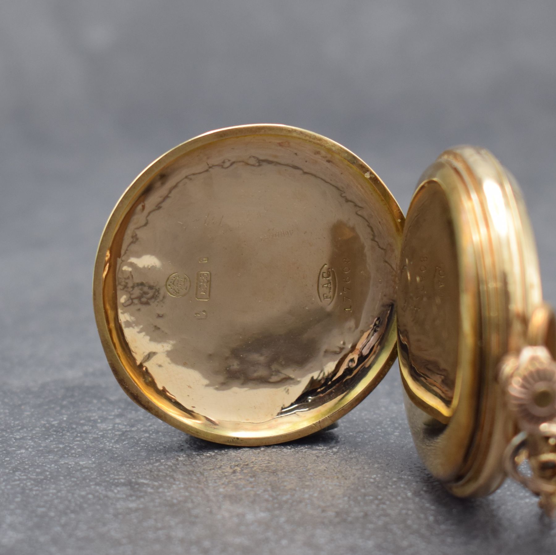 Detail b: Offene Taschenuhr in RG 585/000, Schweiz um 1900, guill. Rückdeckel mit Monogramm, Metallcuvette m. Widmung, Emailzifferbl. m. arab. Zahlen, gold. ...