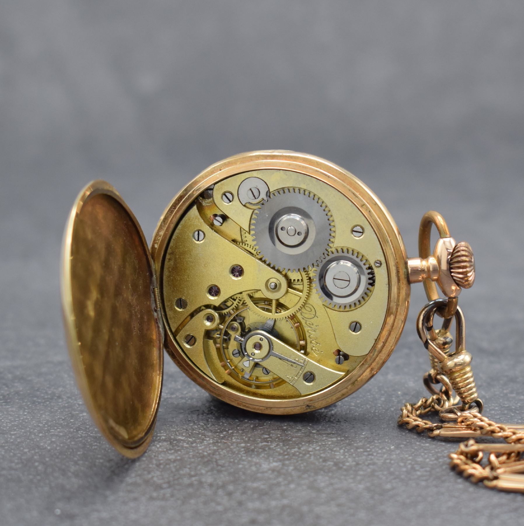 Detail e: Offene Taschenuhr in RG 585/000, Schweiz um 1900, guill. Rückdeckel mit Monogramm, Metallcuvette m. Widmung, Emailzifferbl. m. arab. Zahlen, gold. ...