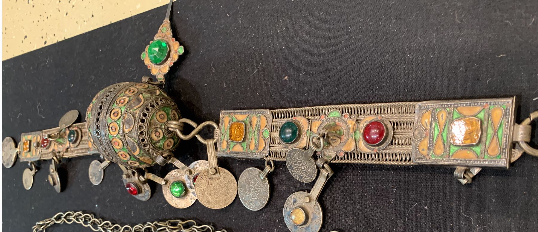 Detail b: 2lots Berber Schmuck antik, Marokko, um 1900, Silber mit Glassteinen, guter Zustand