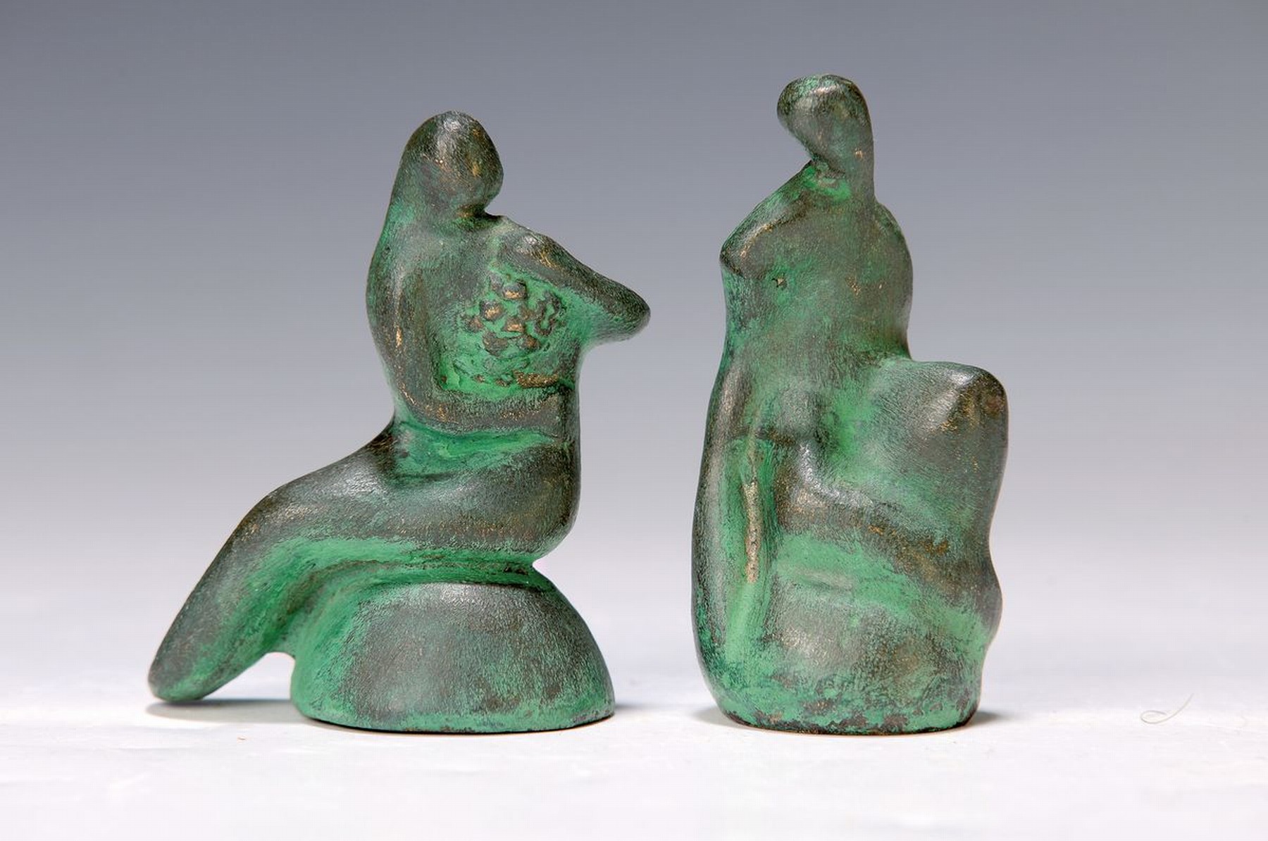 Ai Sano, geb. 1989, 2 Bronzeskulpturen, sitzende Akte, grün patiniert, beide signiert,H. ca. 6.5cm