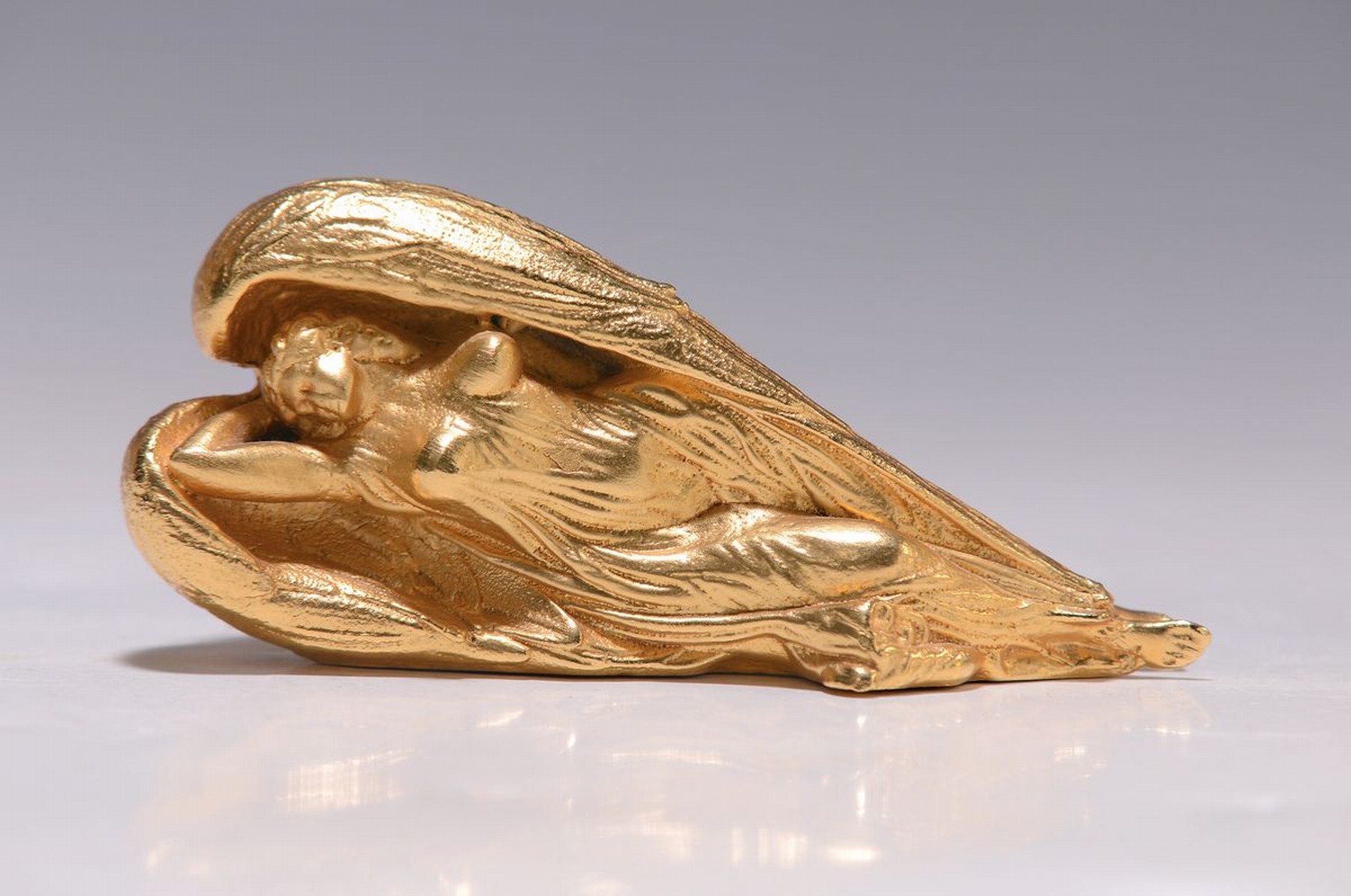 Ernst Fuchs, 1930-2015, Schutzengel, Bronze vergoldet, signiert, num. 317, L. ca. 10cm