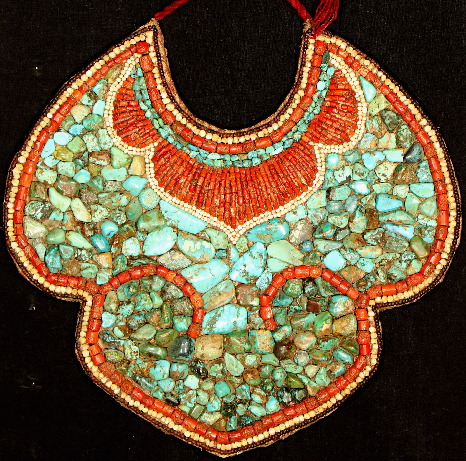 Ladakh Brustschmuck, antik, um 1900, Türkissteine, Korallen, Perlmuttperlen auf Filz, ca. 44 X 44 cm, guter Zustand