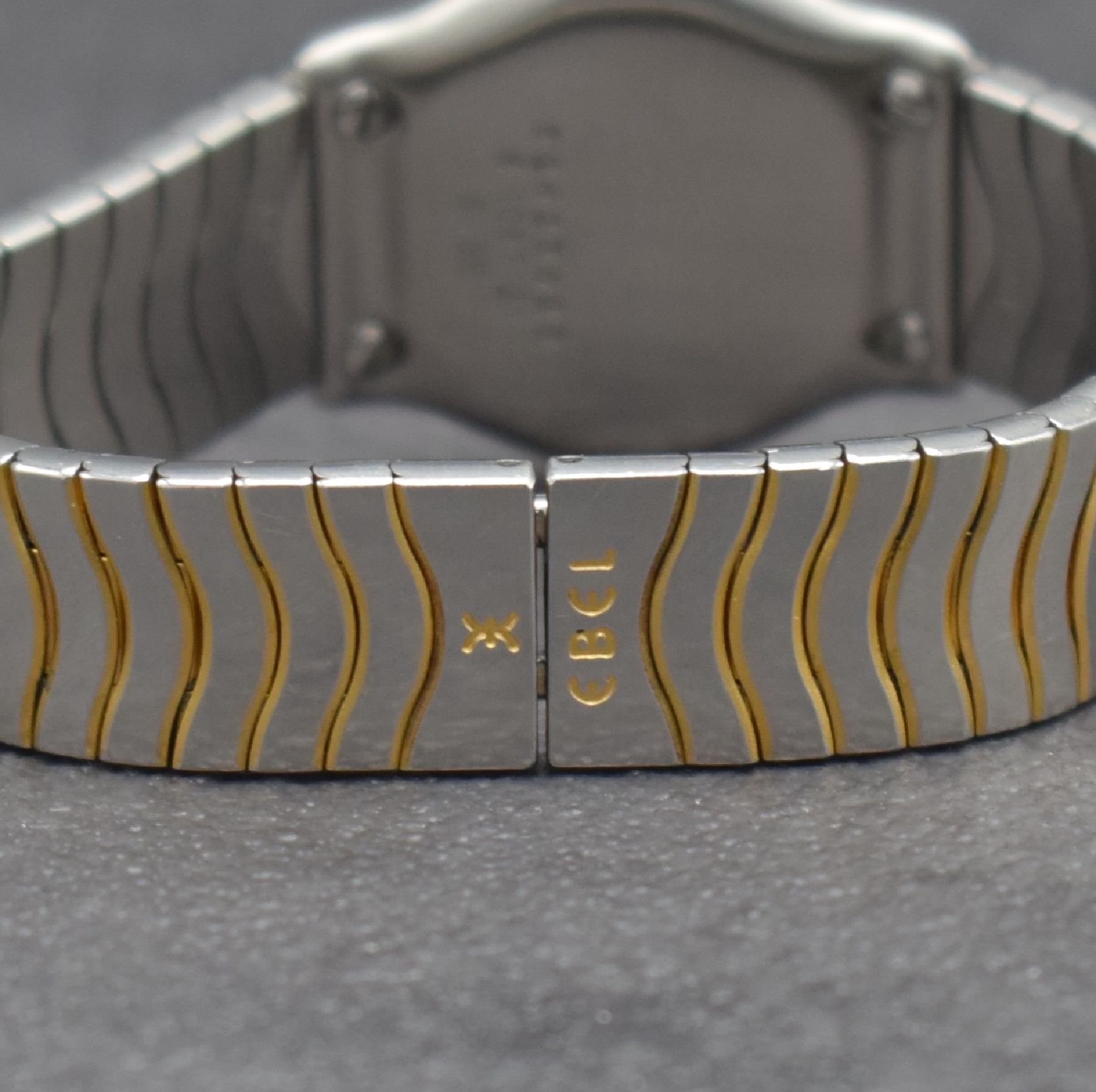 Detail d: EBEL Sport Classique Damenarmbanduhr in Edelstahl & Gold, Schweiz um 1995, quarz, Ref. E 1087121, Stülpgeh. m. 5-fach verschr. GG-Lünette, weißes ...