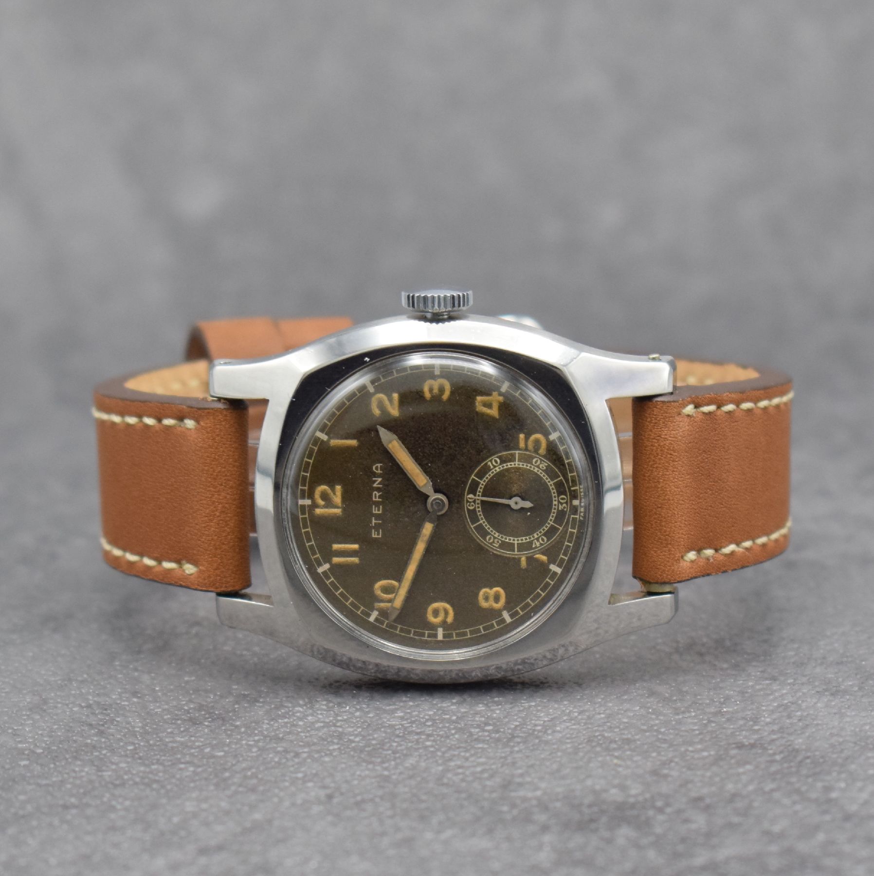 ETERNA Militäruhr für den zivilen Gebrauch, Schweiz um 1945, Handaufzug, Stülpgeh. in Stahl, rücks. verschr., wunderschön patiniertes ...