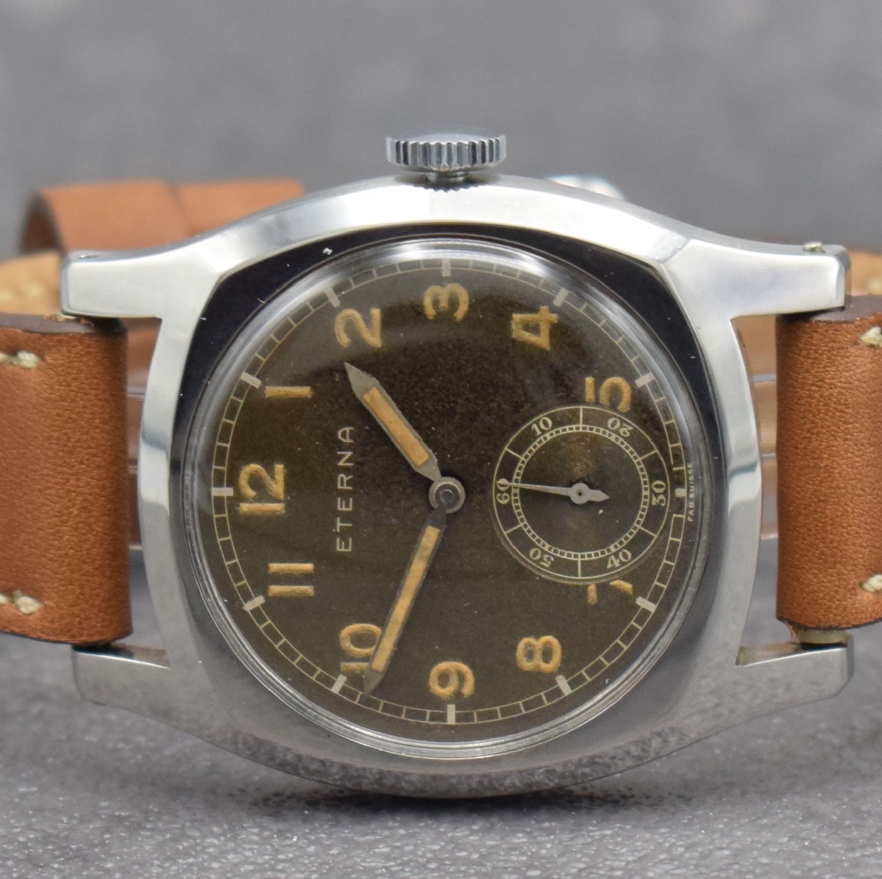 Detail a: ETERNA Militäruhr für den zivilen Gebrauch, Schweiz um 1945, Handaufzug, Stülpgeh. in Stahl, rücks. verschr., wunderschön patiniertes ...