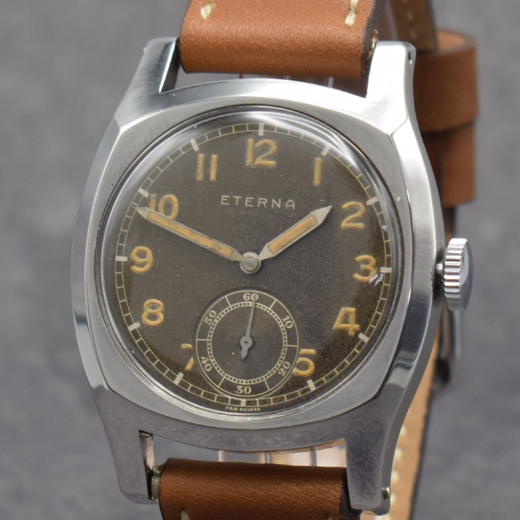 Detail c: ETERNA Militäruhr für den zivilen Gebrauch, Schweiz um 1945, Handaufzug, Stülpgeh. in Stahl, rücks. verschr., wunderschön patiniertes ...