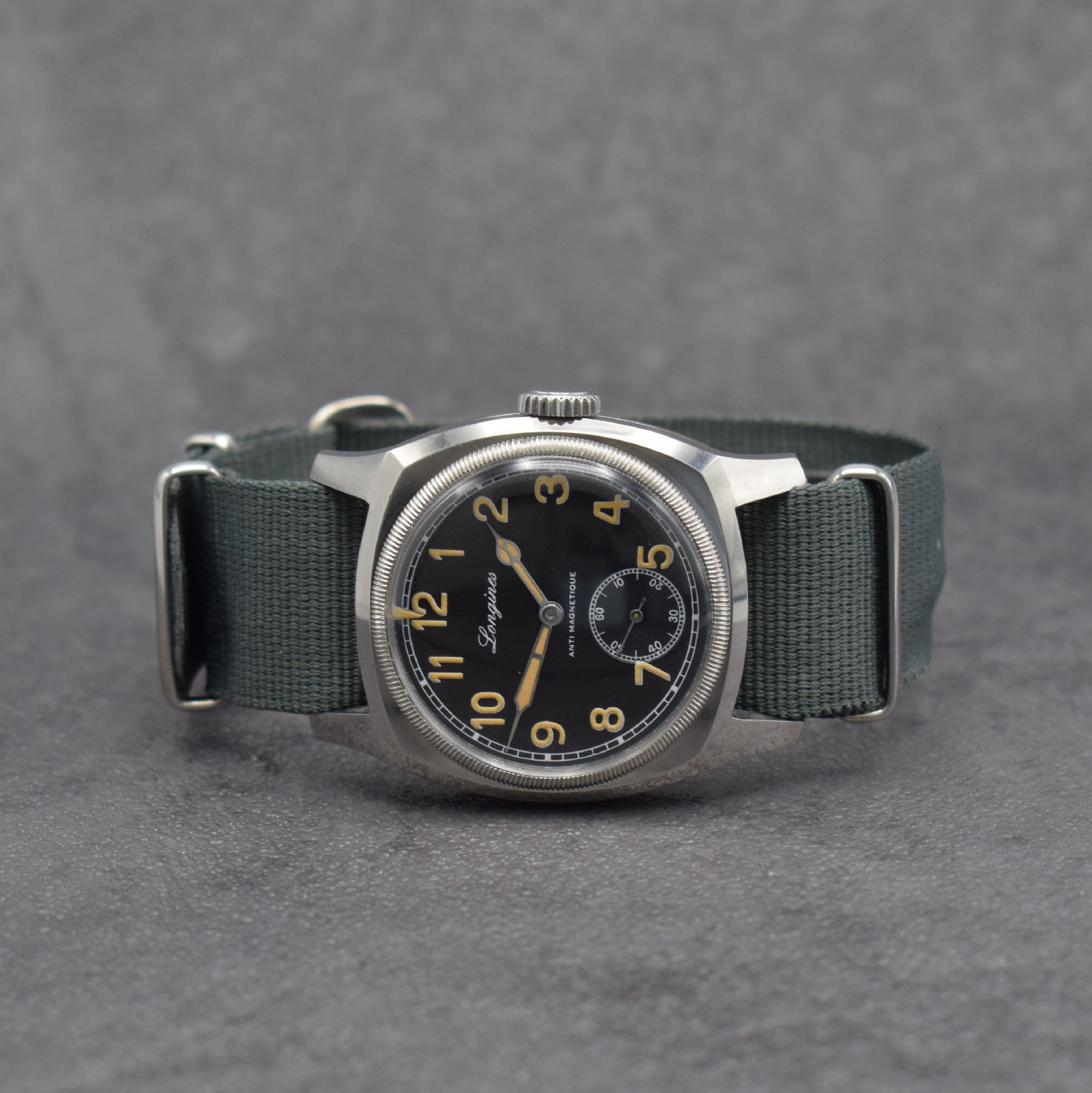 LONGINES Militäruhr der tschechischen Armee, Schweiz um 1935, Handaufzug, 2-tlg. Stahlgeh., seitl. zwischen den Anstößen verschr., Boden m. ...