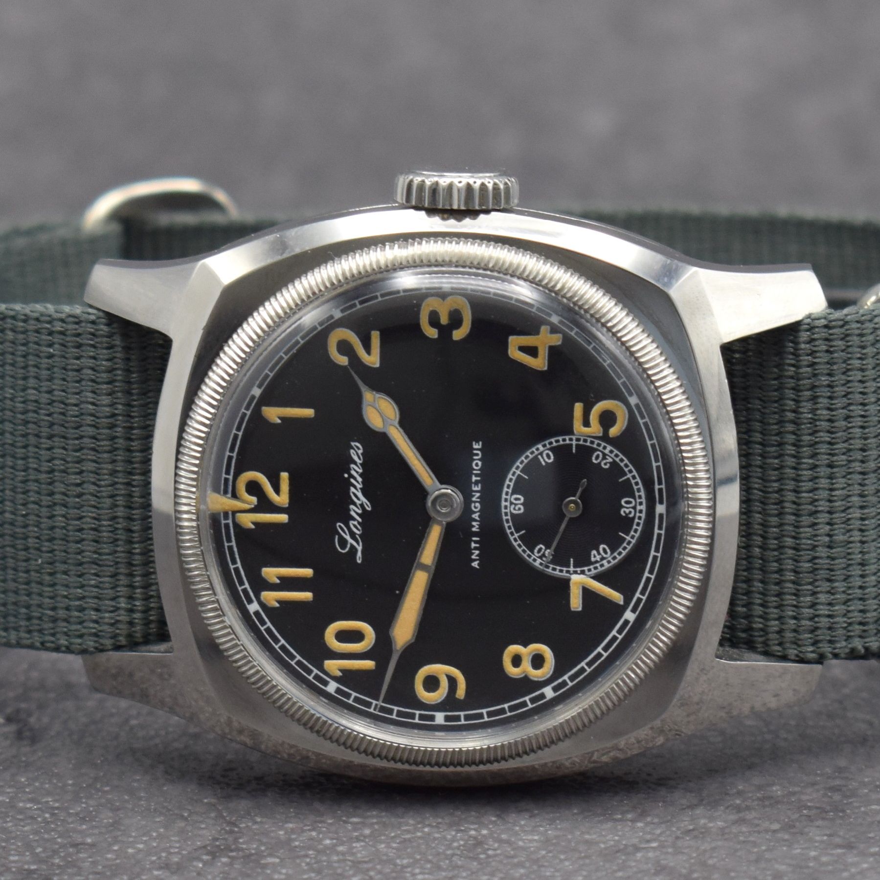 Detail a: LONGINES Militäruhr der tschechischen Armee, Schweiz um 1935, Handaufzug, 2-tlg. Stahlgeh., seitl. zwischen den Anstößen verschr., Boden m. ...