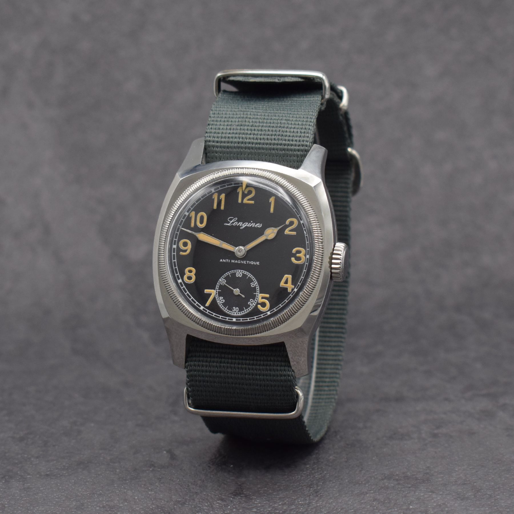 Detail b: LONGINES Militäruhr der tschechischen Armee, Schweiz um 1935, Handaufzug, 2-tlg. Stahlgeh., seitl. zwischen den Anstößen verschr., Boden m. ...